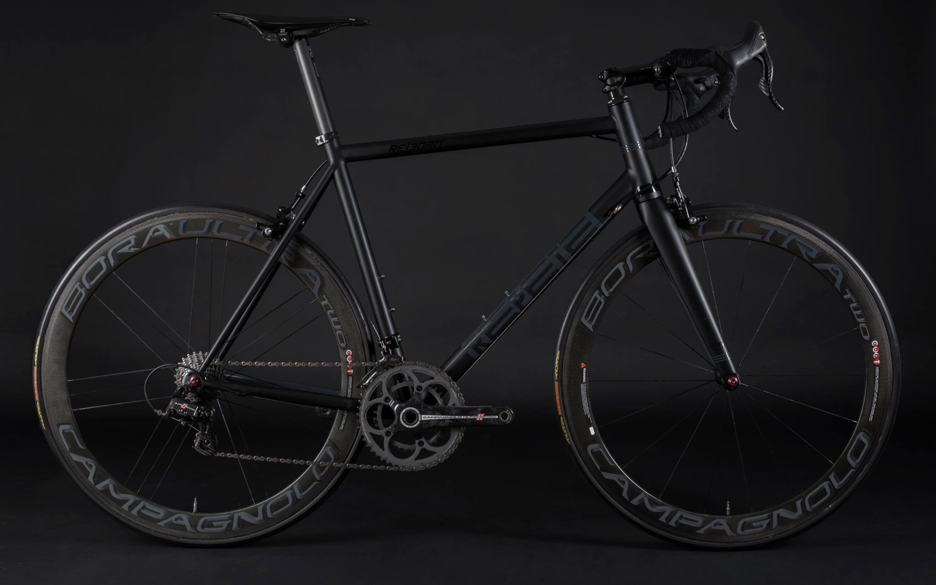 Спортивный велосипед на черном фоне