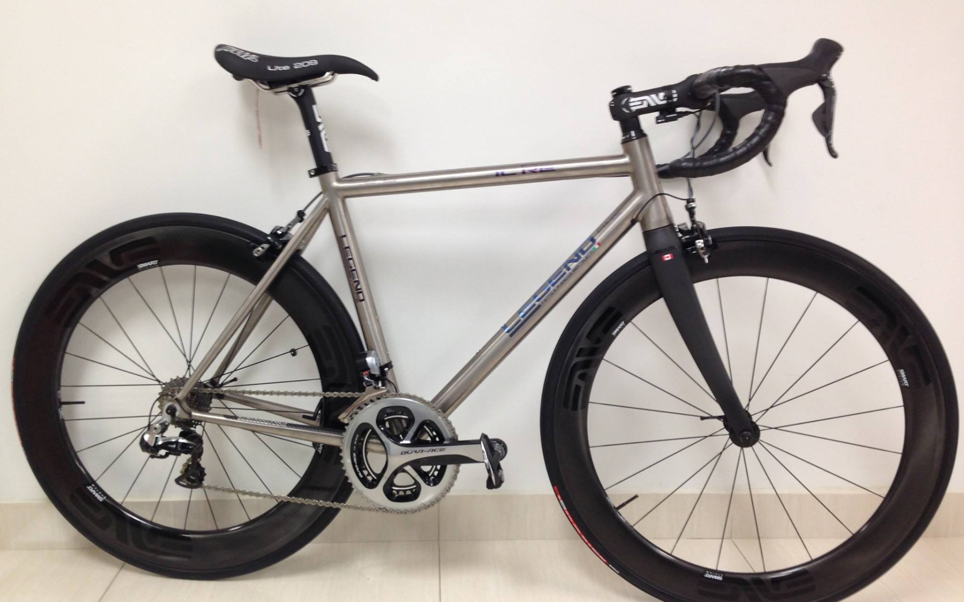 Спортивный велосипед на белом фоне