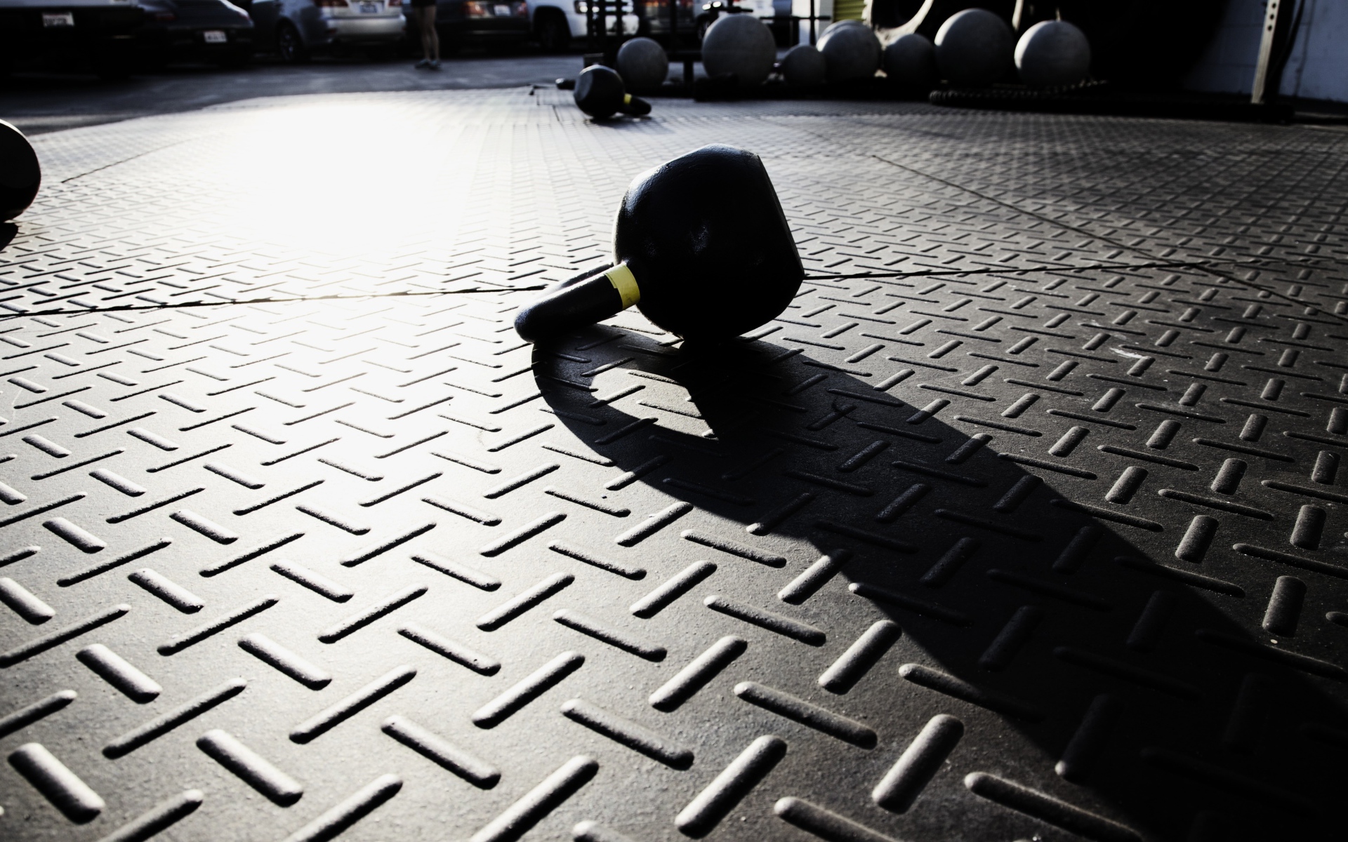 Гиря на железном полу