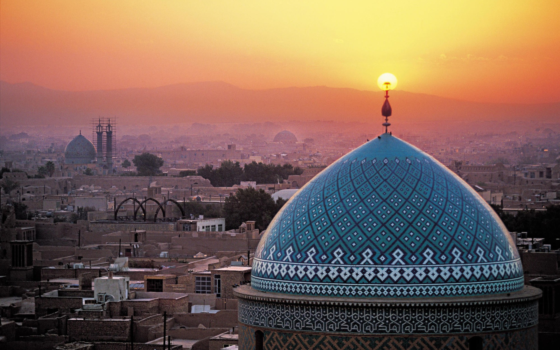 Панорама города на закате в Иране