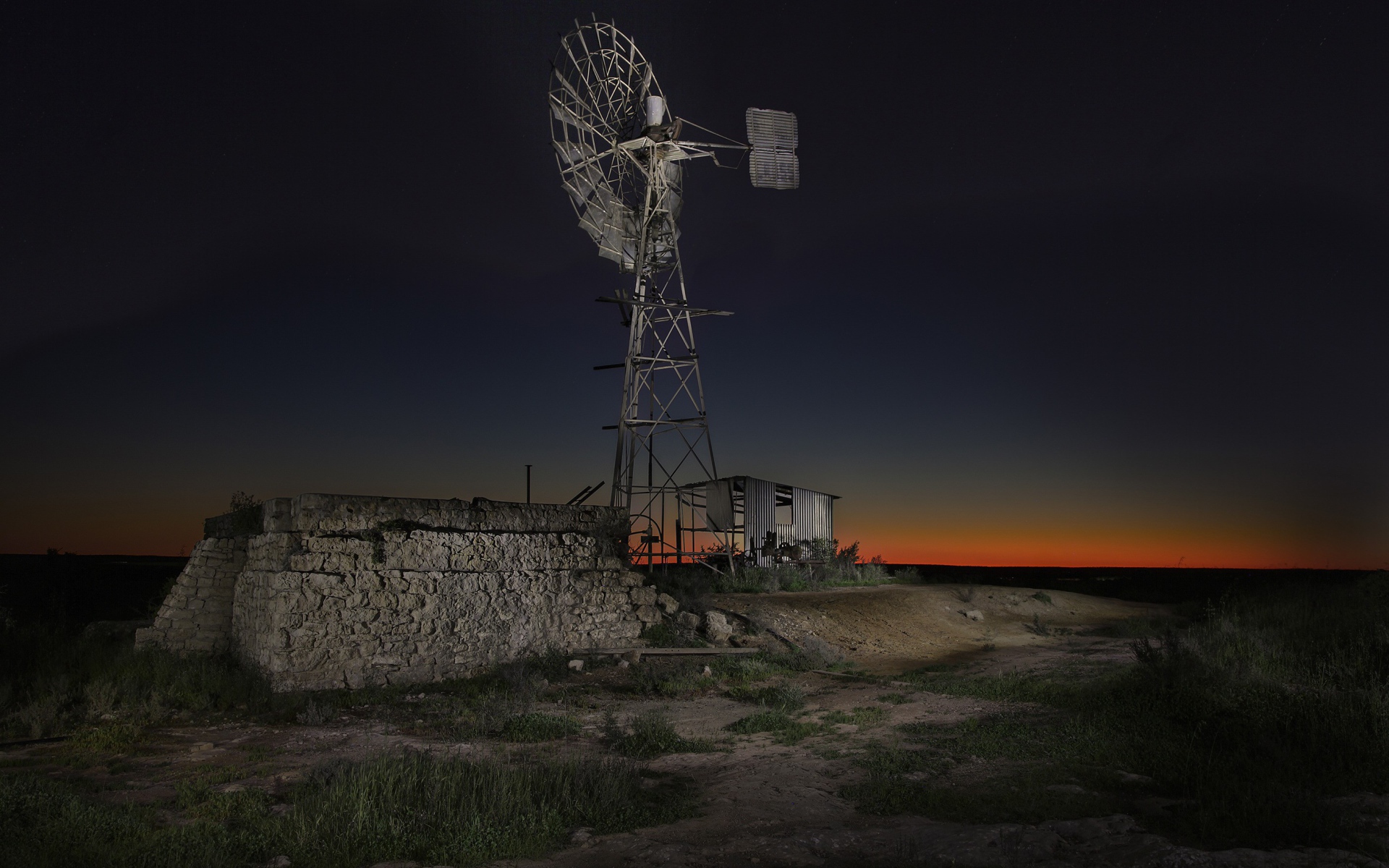 Ветряк под ночным небом в Австралии