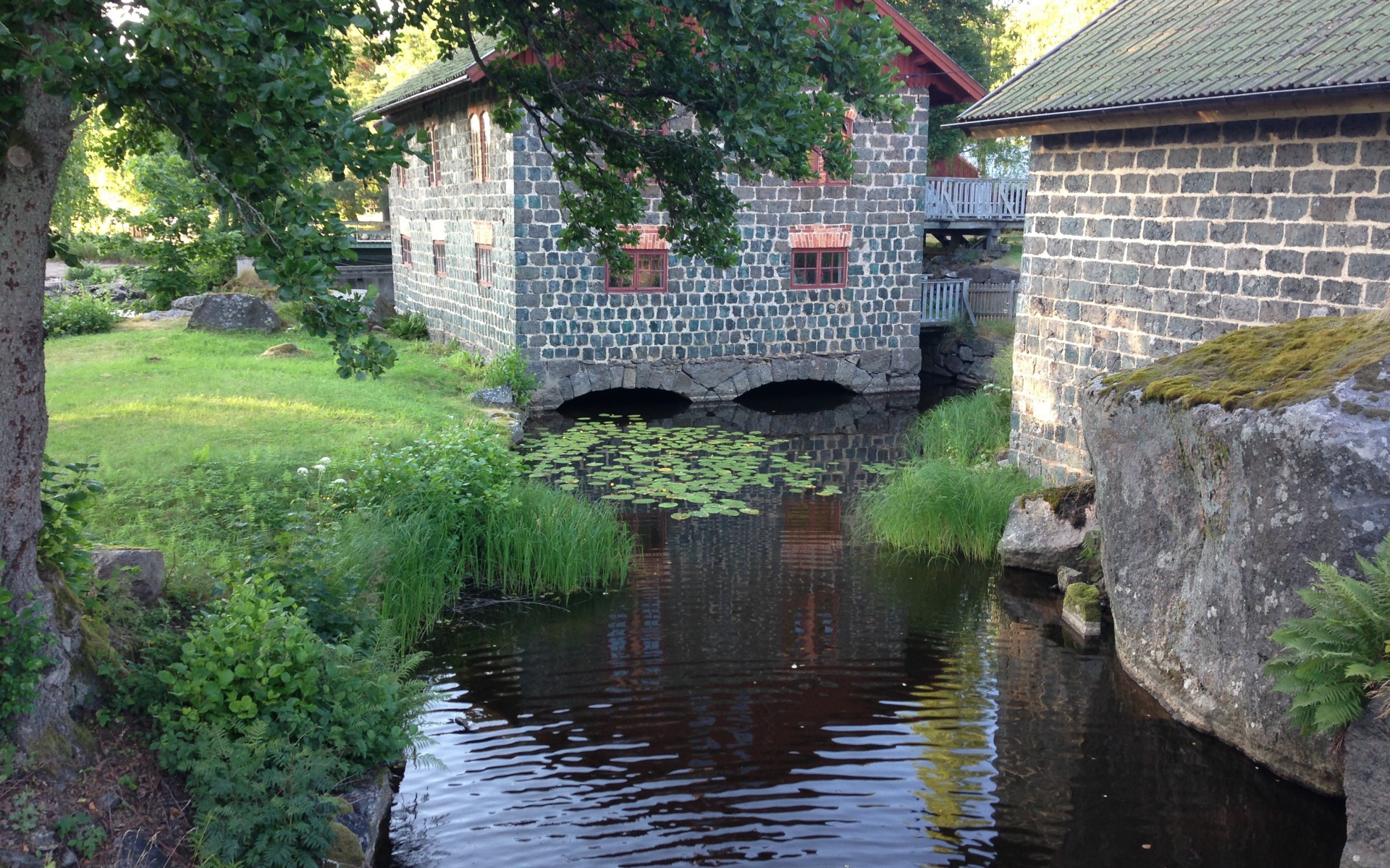 Дома на реке, Швеция