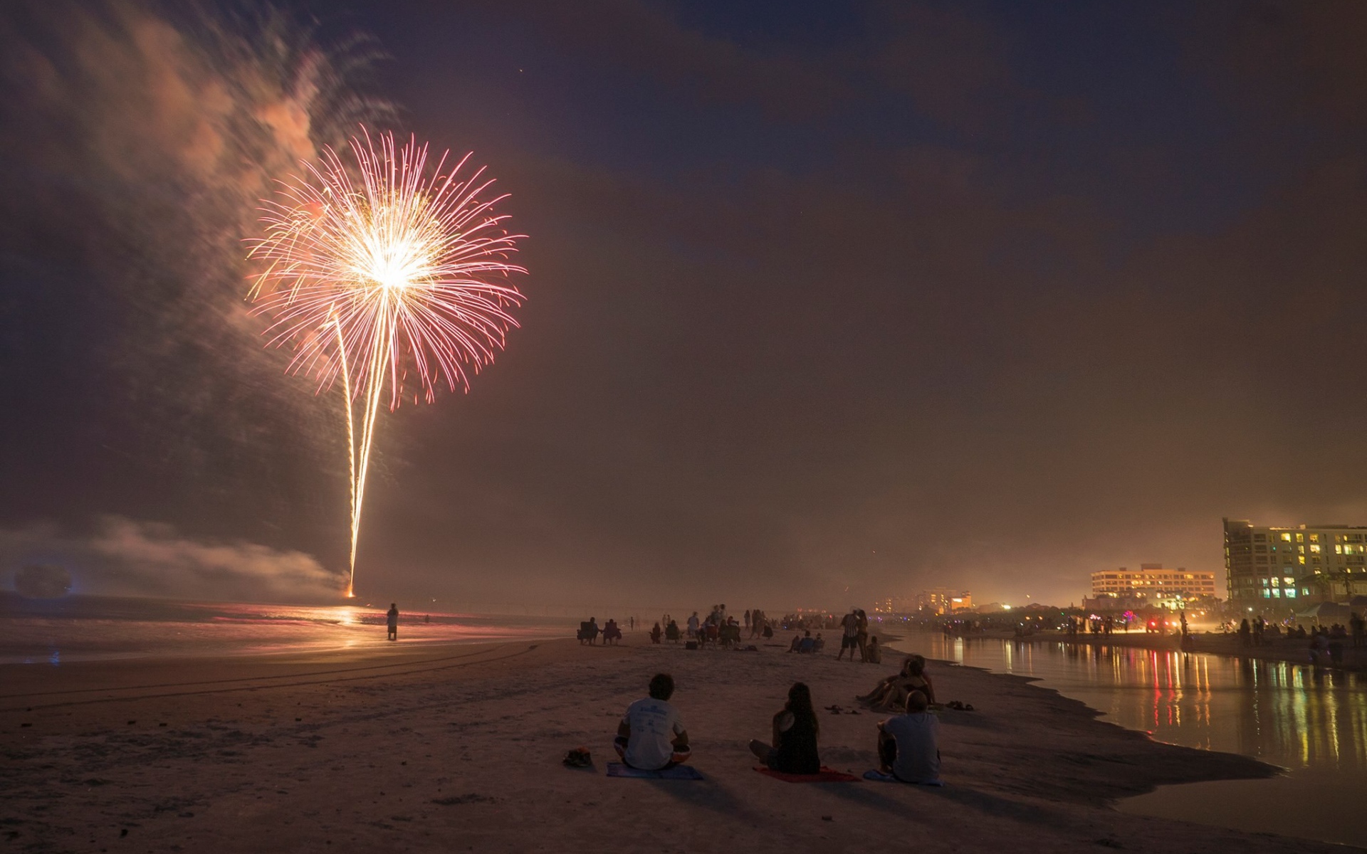 Фейерверк на пляже в Джэксонвилле, Флорида