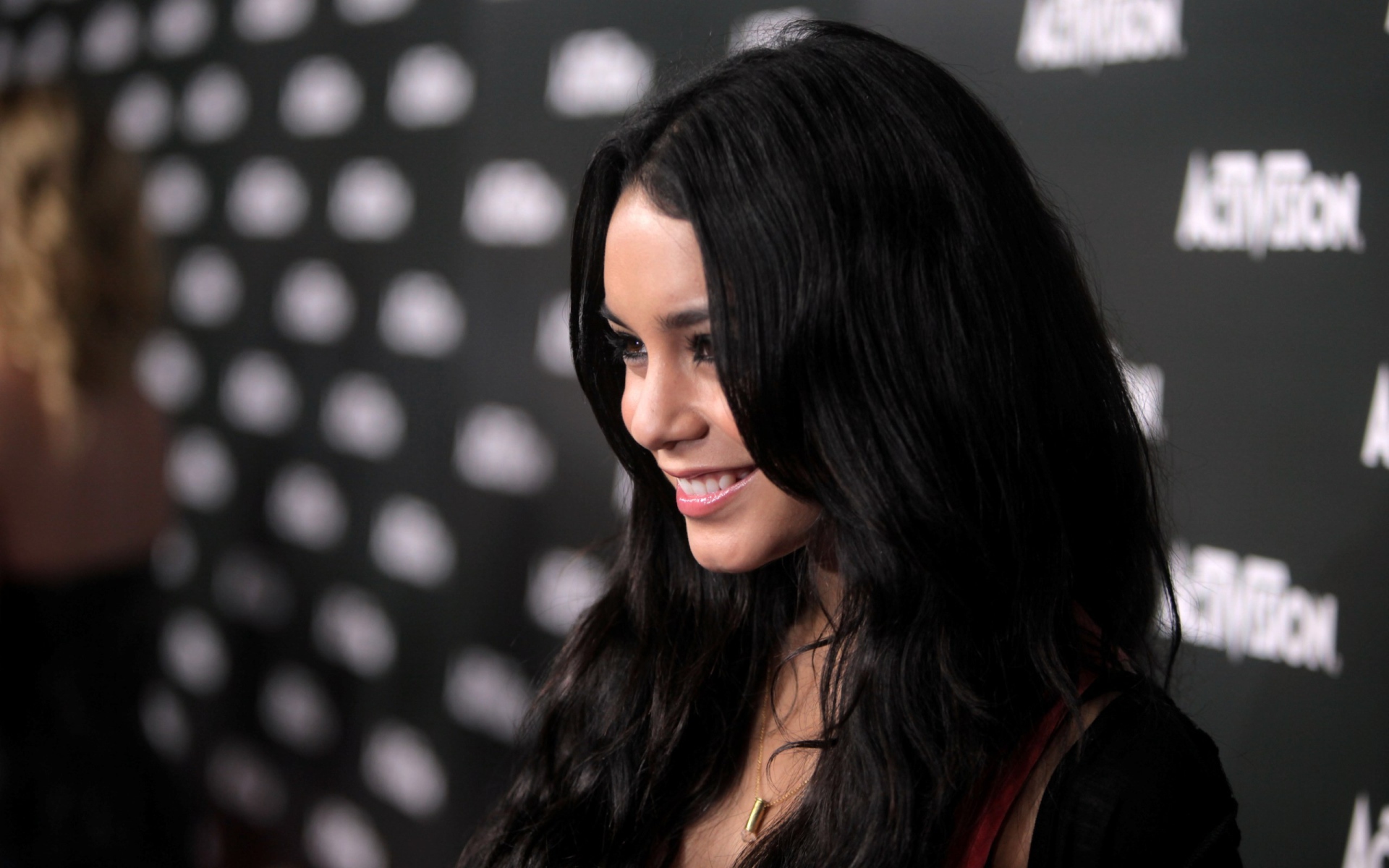 Девушка брюнетка Ванесса Хадженс