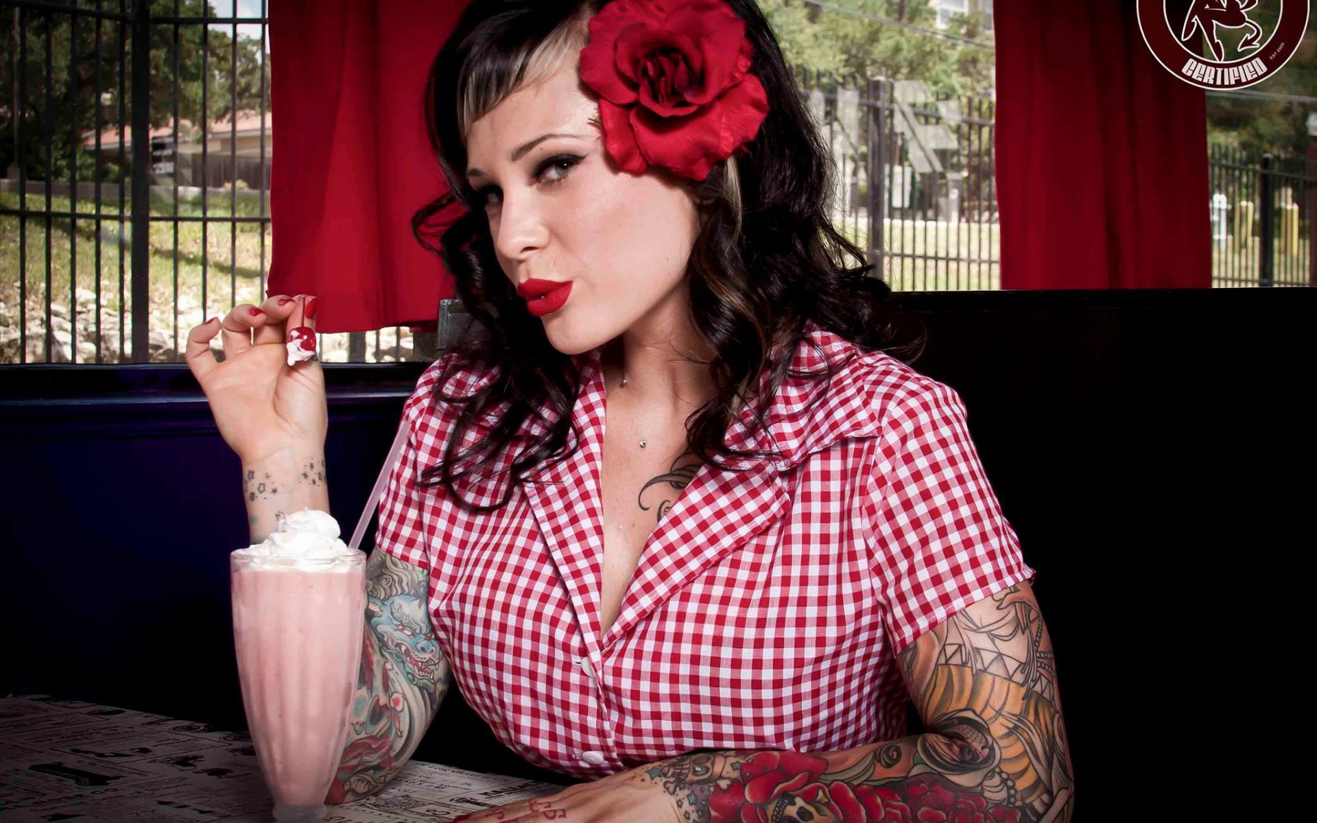 Девушка в тату ест мороженое