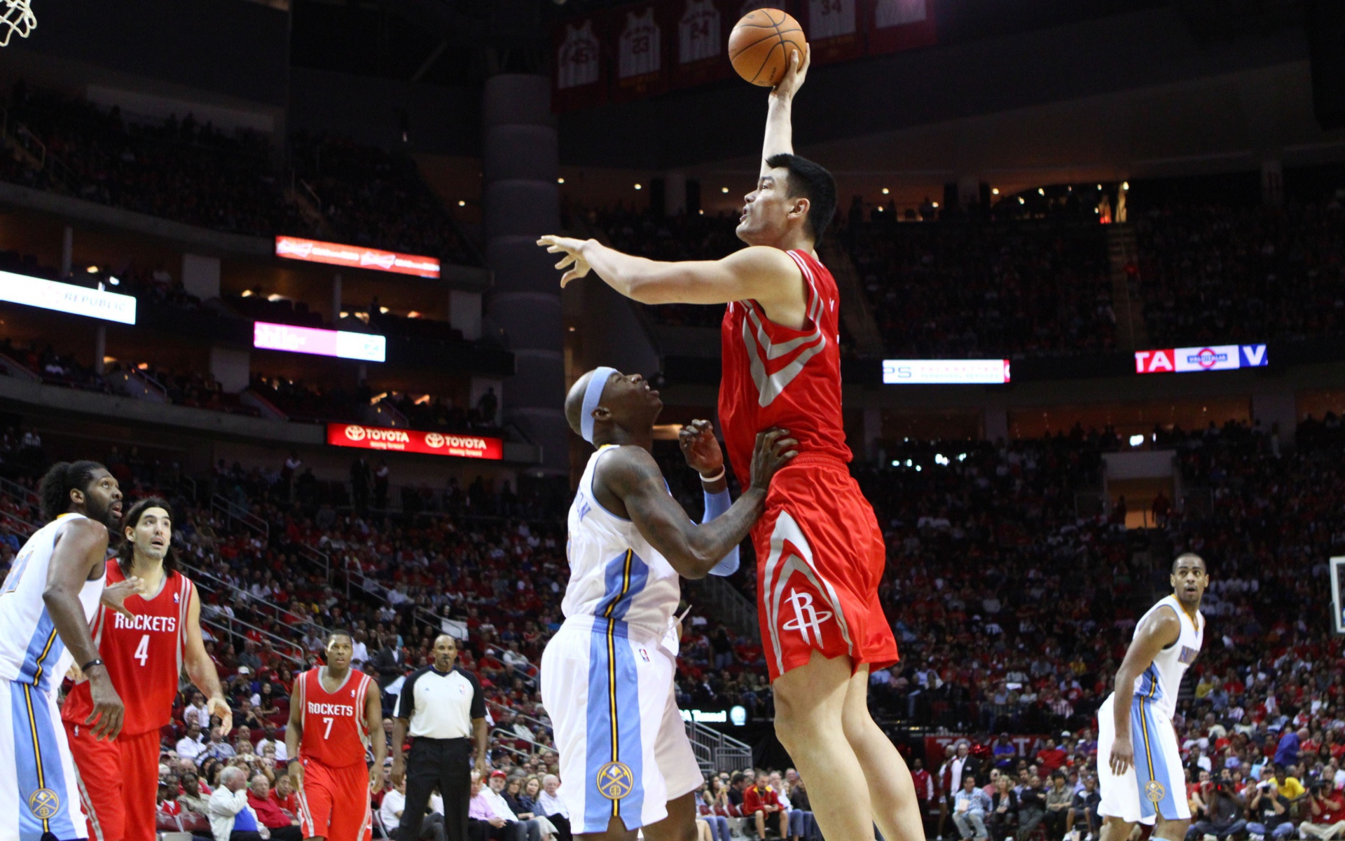 Баскетбольная команда Хьюстона на площадке