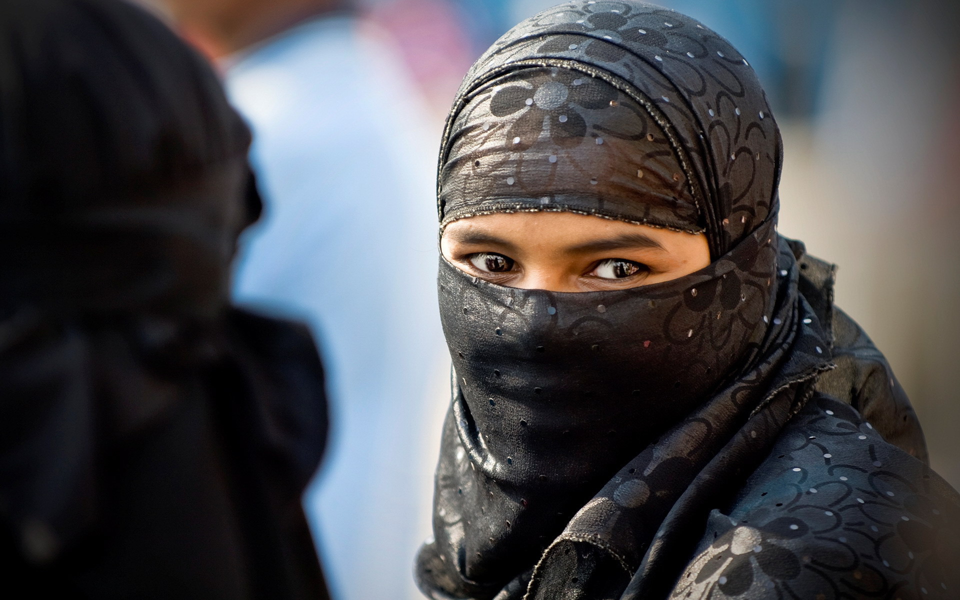 Восточная девушка в платке