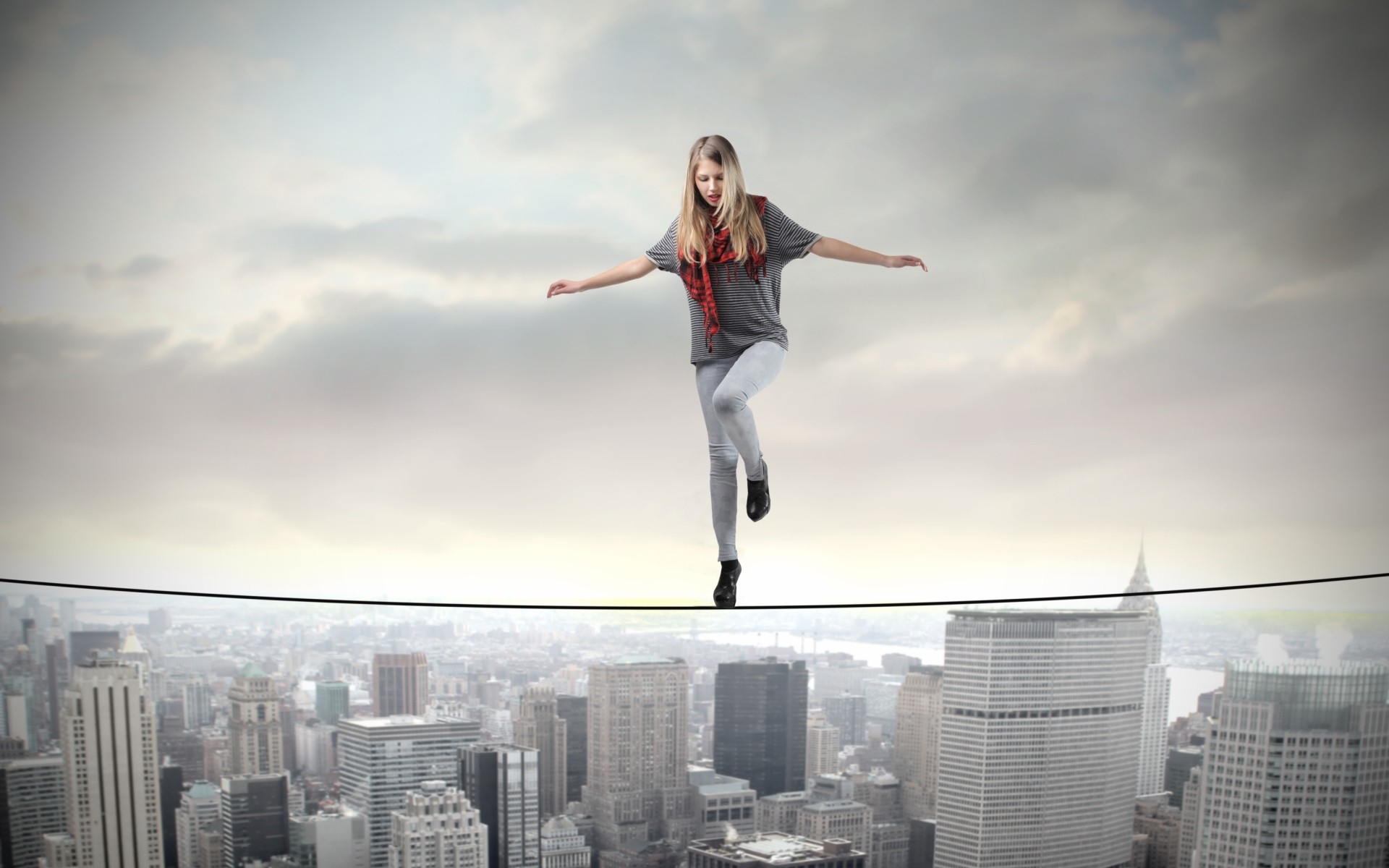 Девушка акробат идет по канату