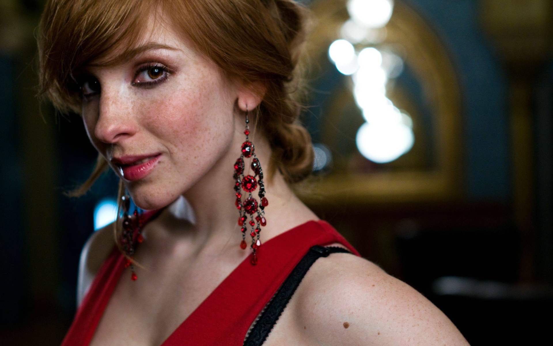 Вика Керекеш в красном платье