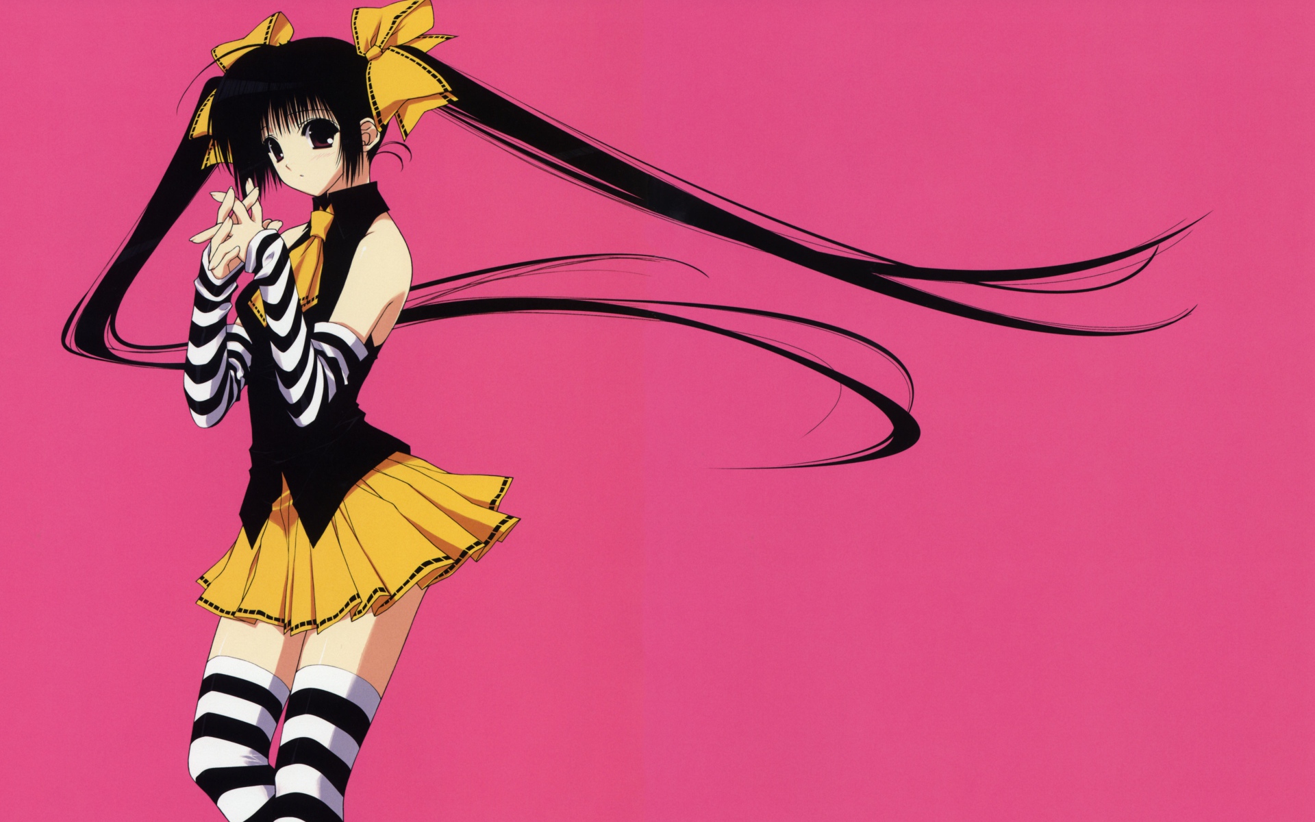 Девушка аниме с длинными черными волосами на розовом фоне