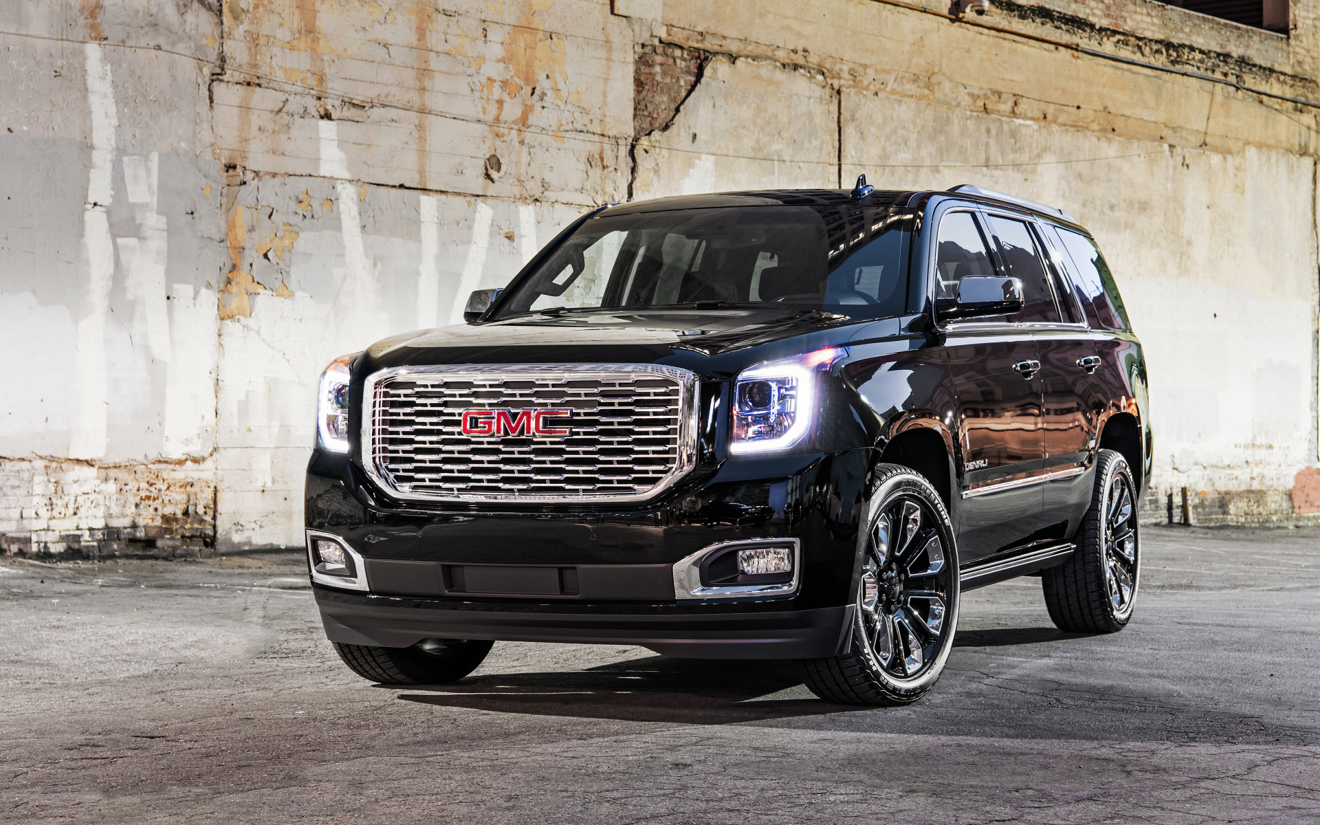 Большой внедорожник GMC Yukon Denali Ultimate Black, 2018