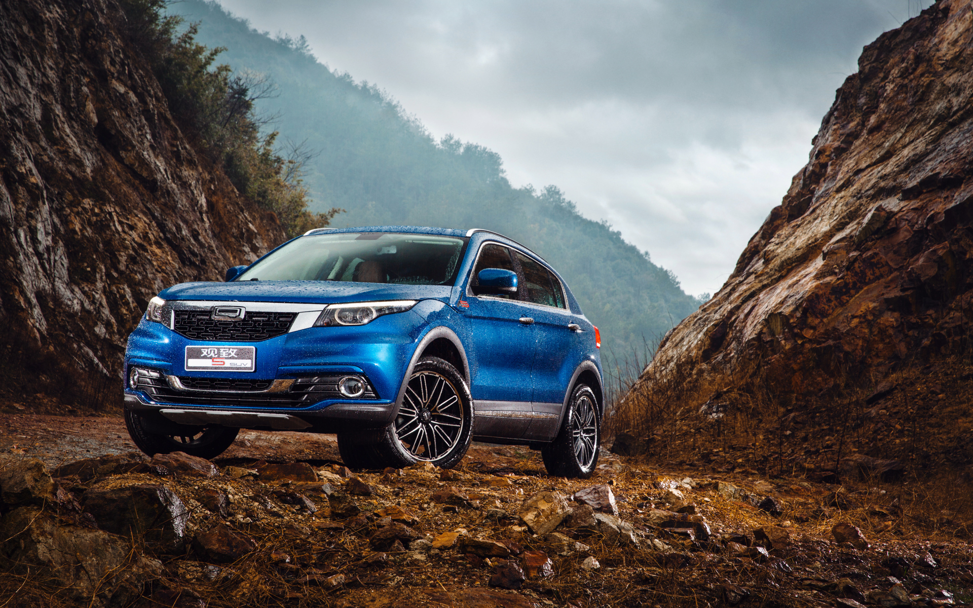 Синий китайский автомобиль Qoros 5  под дождем