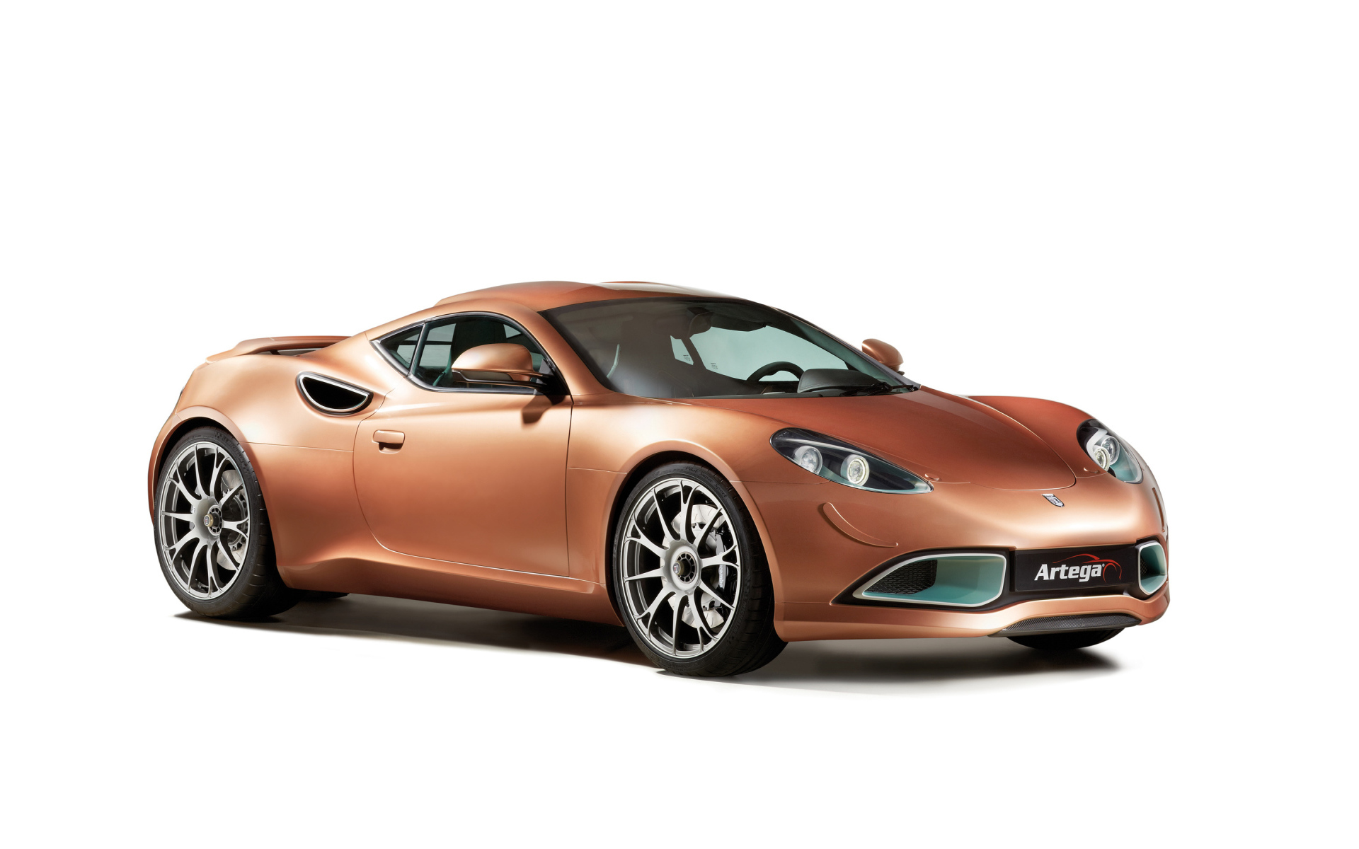 Коричневый автомобиль Artega Scalo на белом фоне 