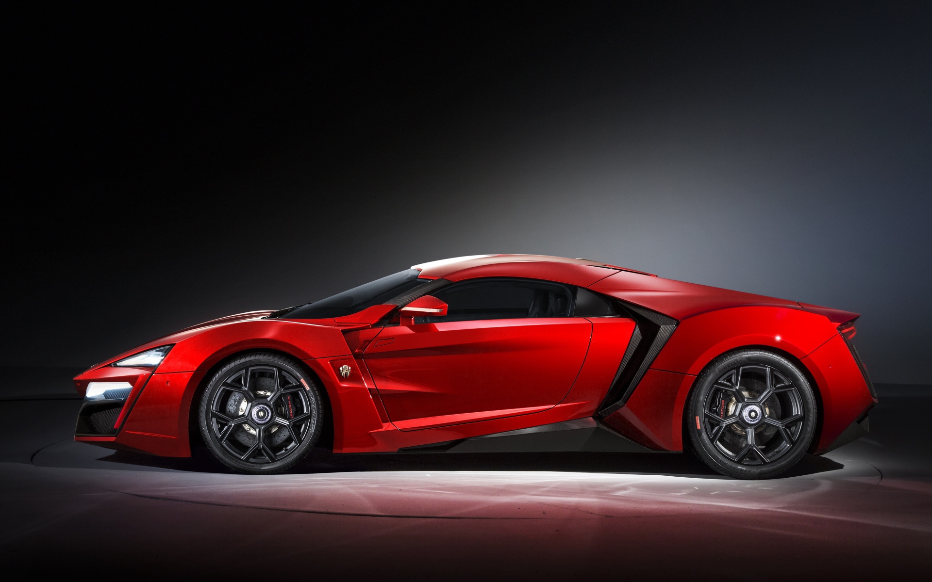 Красный спортивный автомобиль Lykan Hypersport 