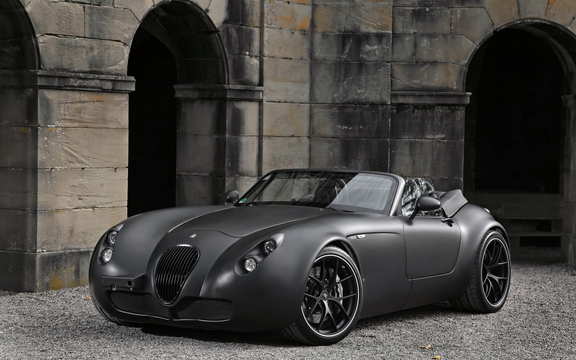 Стильный серебристый автомобиль Wiesmann GT MF5 