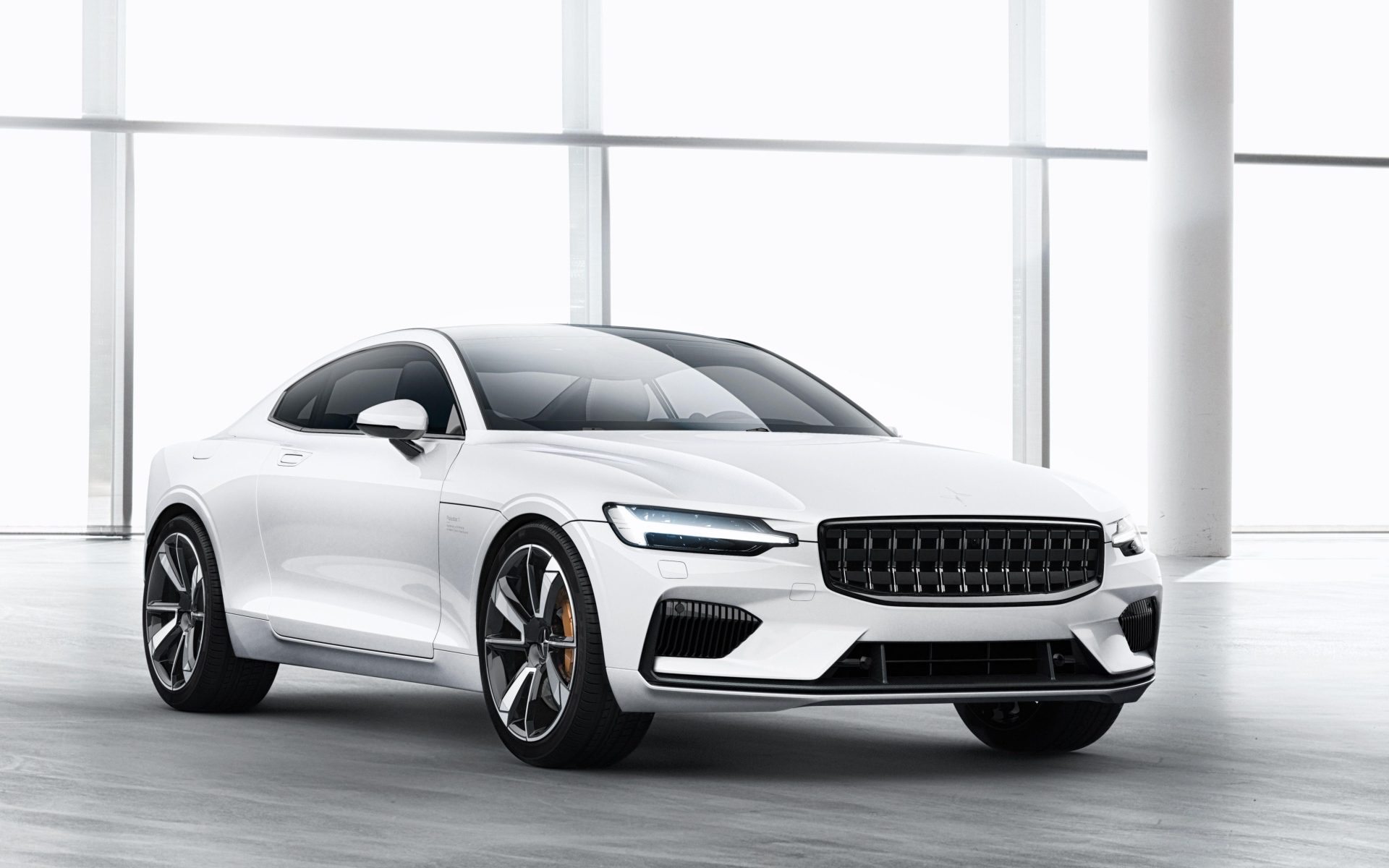 Новый белый серийный автомобиль  Polestar 1, 2019