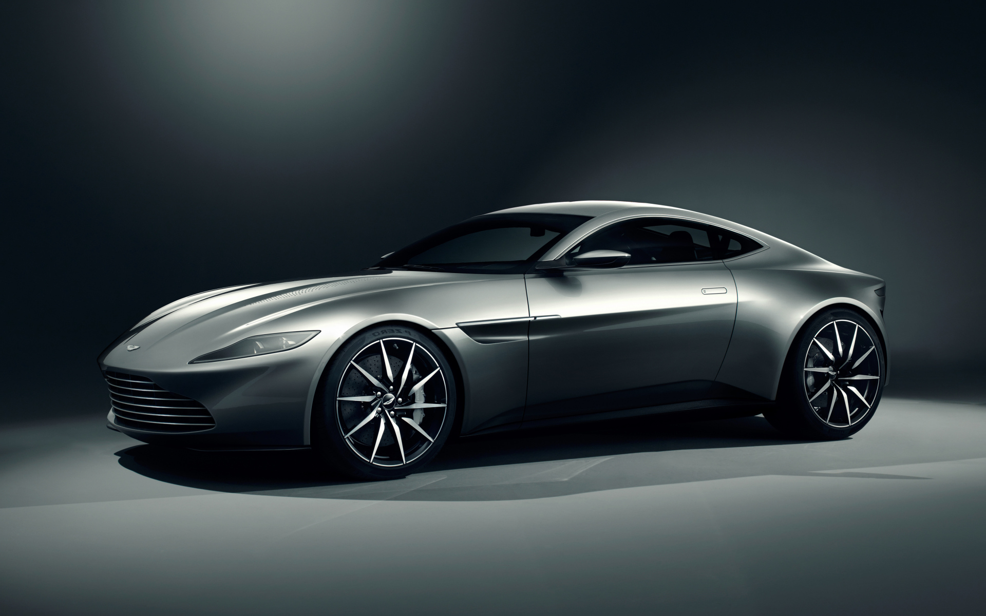 Серебристый автомобиль Aston Martin DB10 