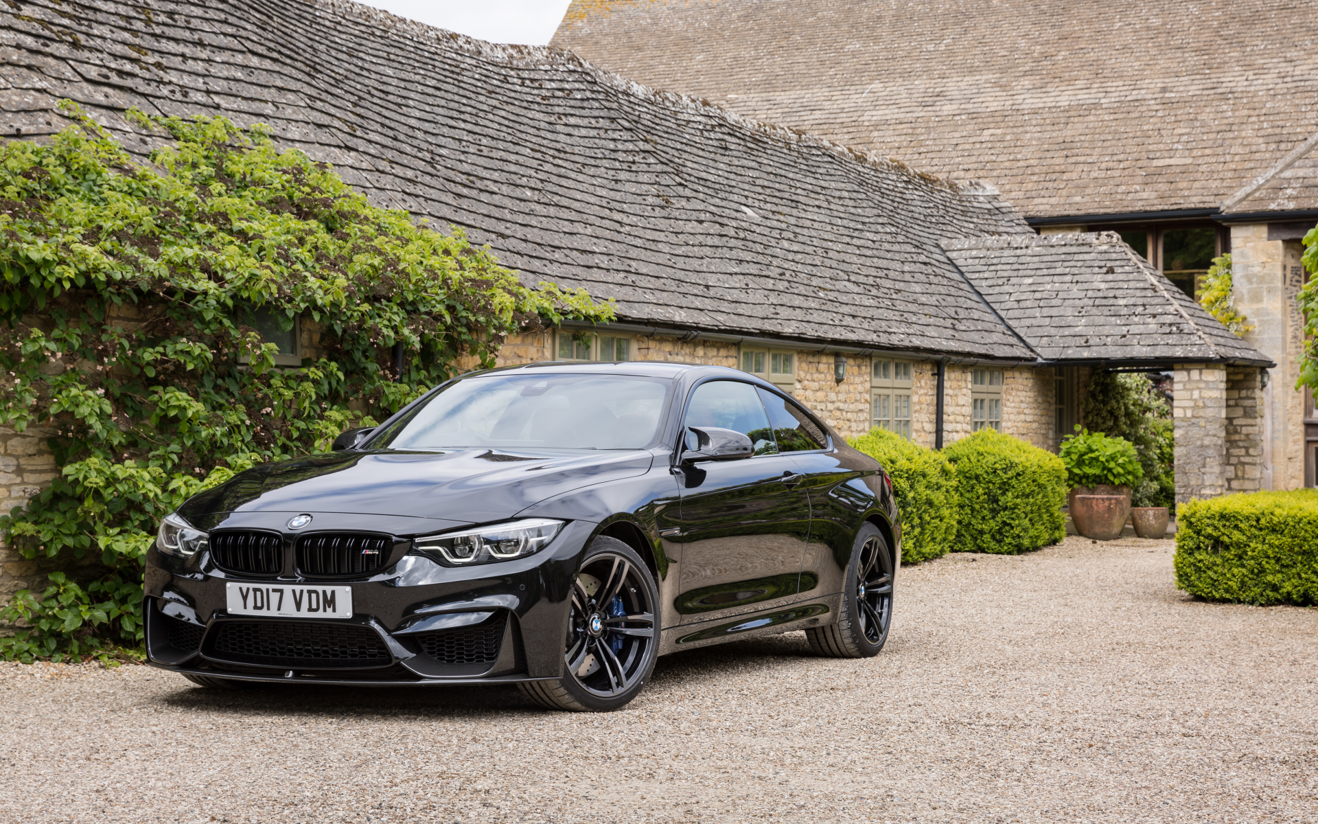 Автомобиль BMW M4 Coupe, 2017 цвет черный металлик