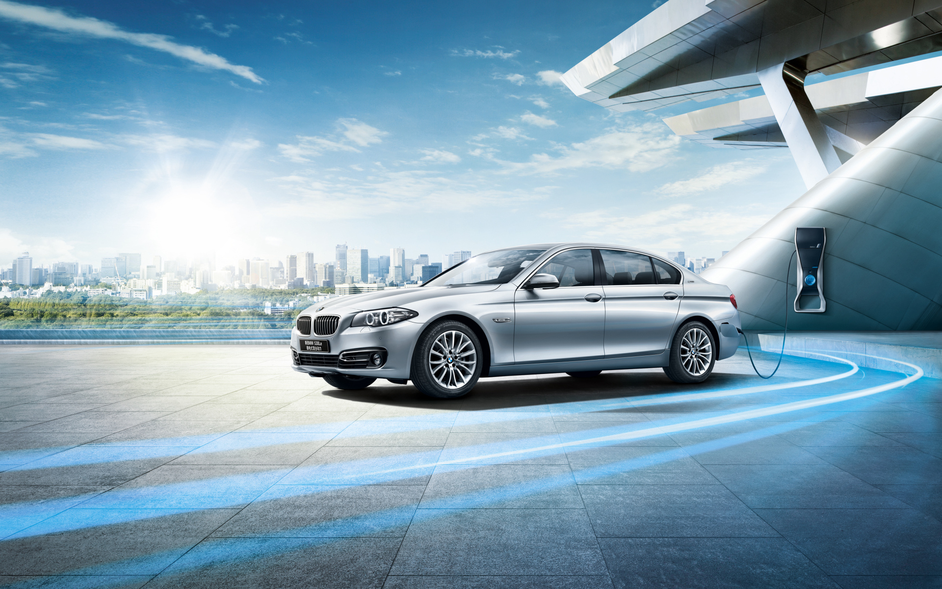 Серебристый немецкий автомобиль седан BMW F18