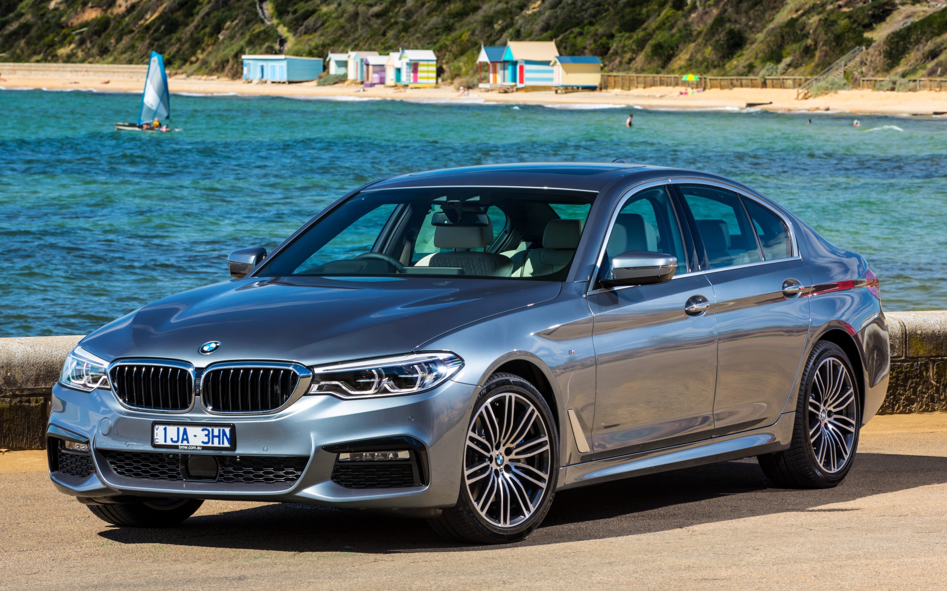 Серебристый автомобиль BMW  530i Sedan M, 2017 