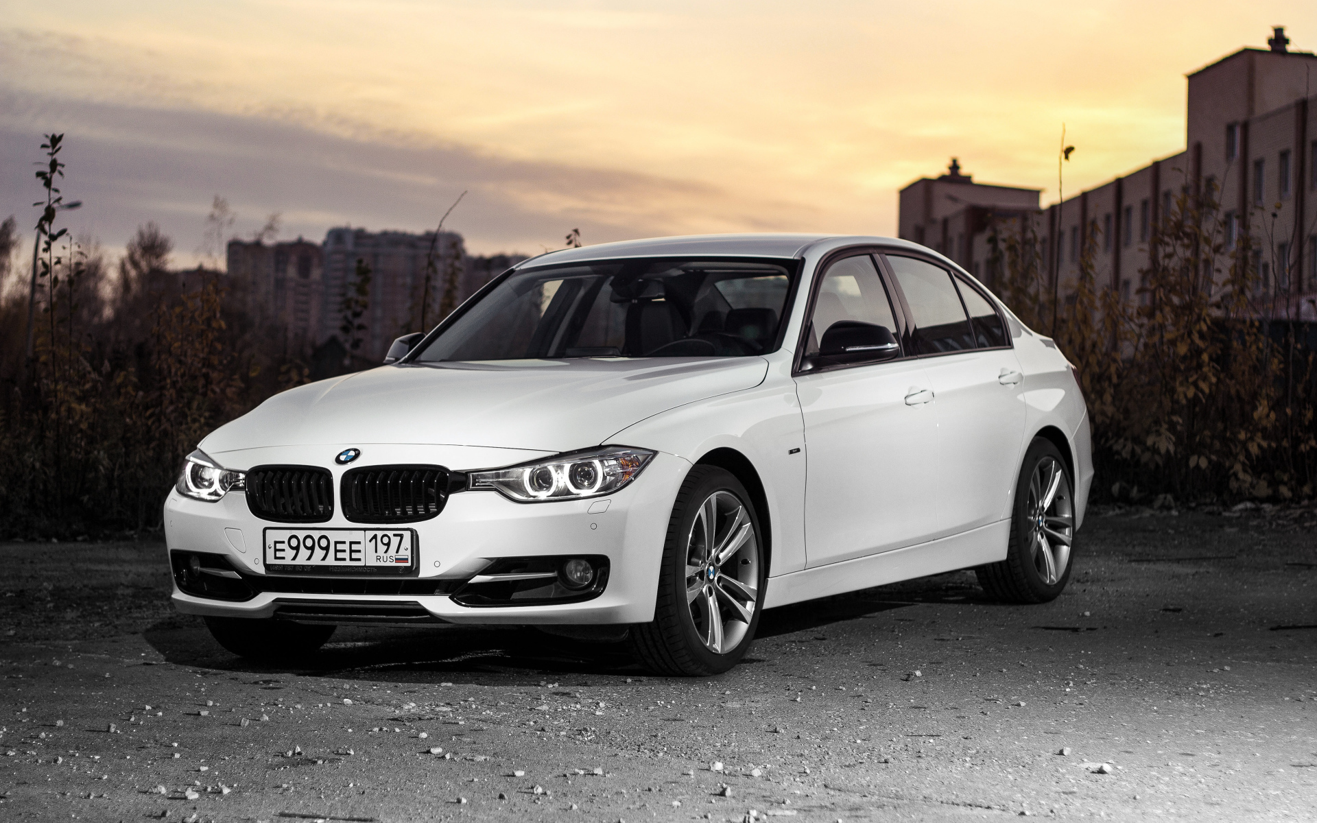 Белый стильный автомобиль BMW 3 Series