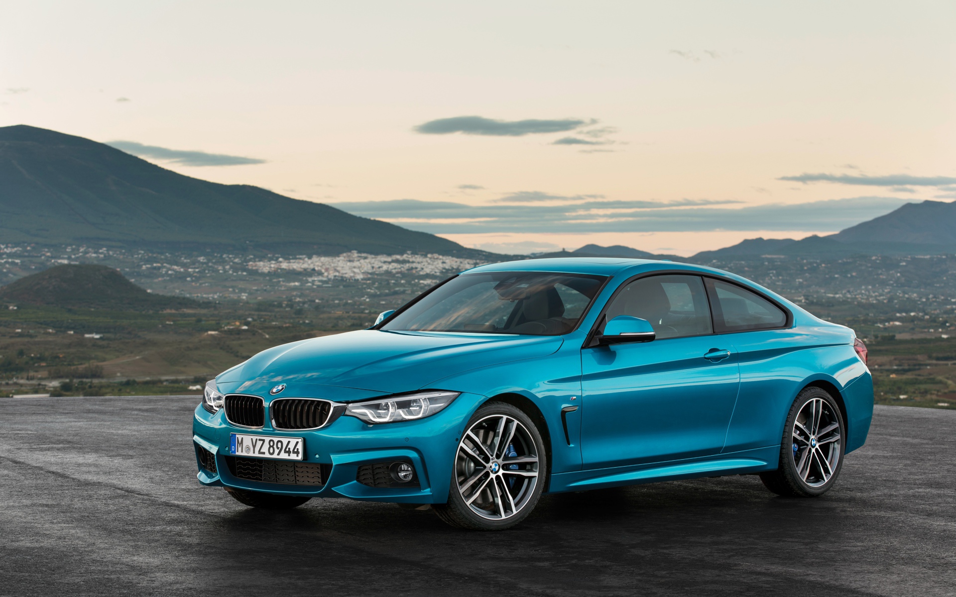 Синий автомобиль  BMW 4 Series на фоне горизонта