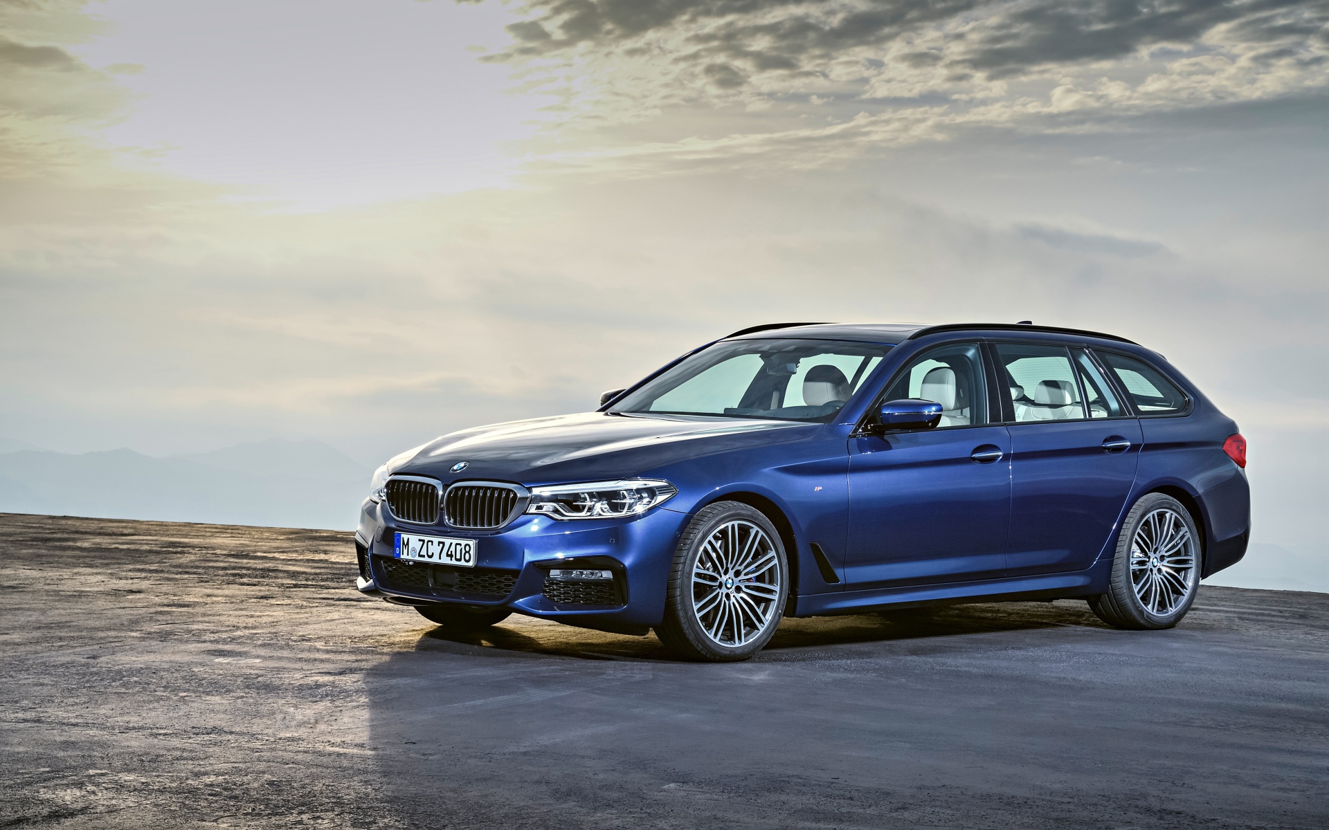 Синий автомобиль BMW 530d xDrive M Sport, 2017 в лучах солнца 