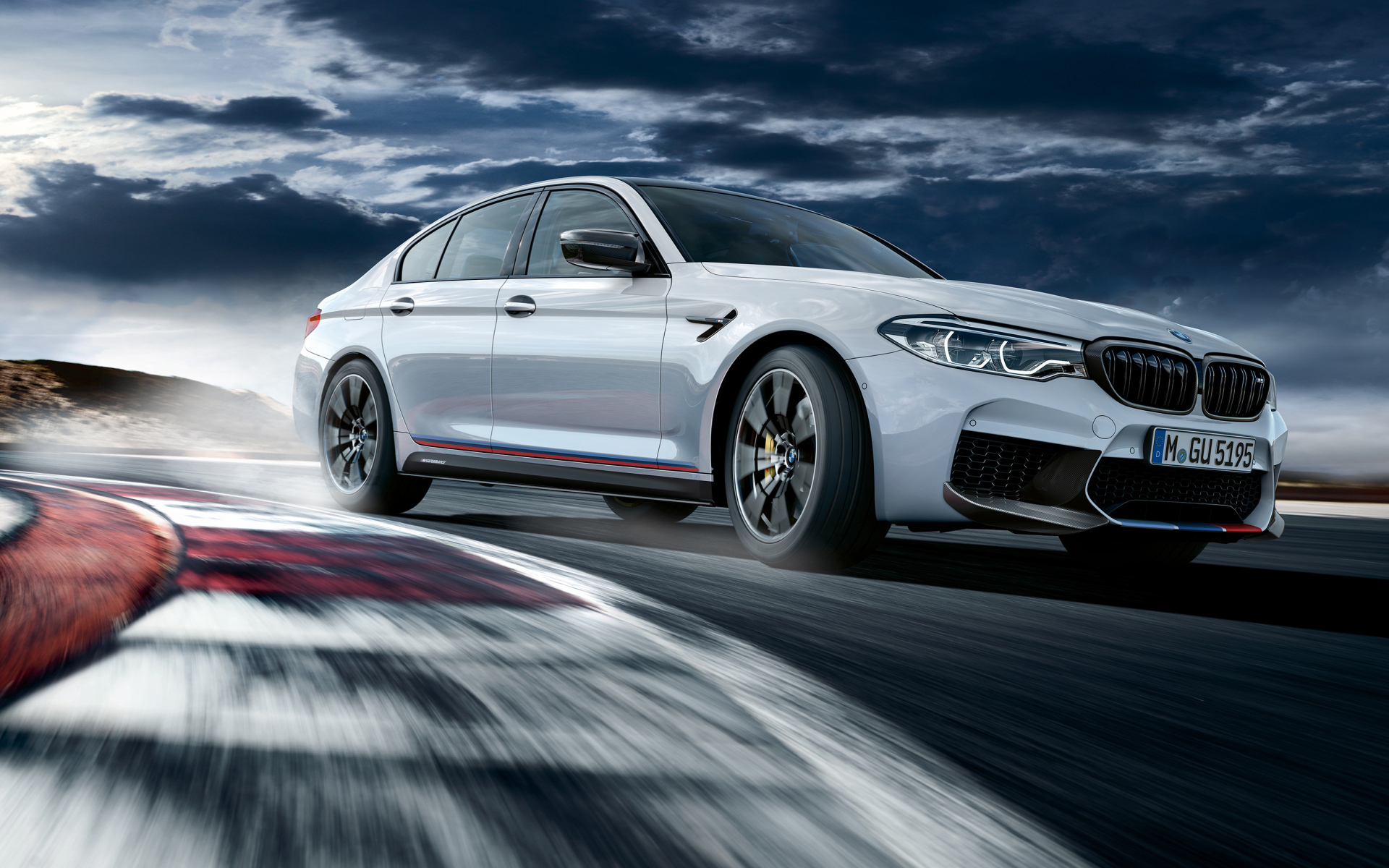 Новый серебристый автомобиль BMW M5 M Performance Parts, 2018 на фоне неба