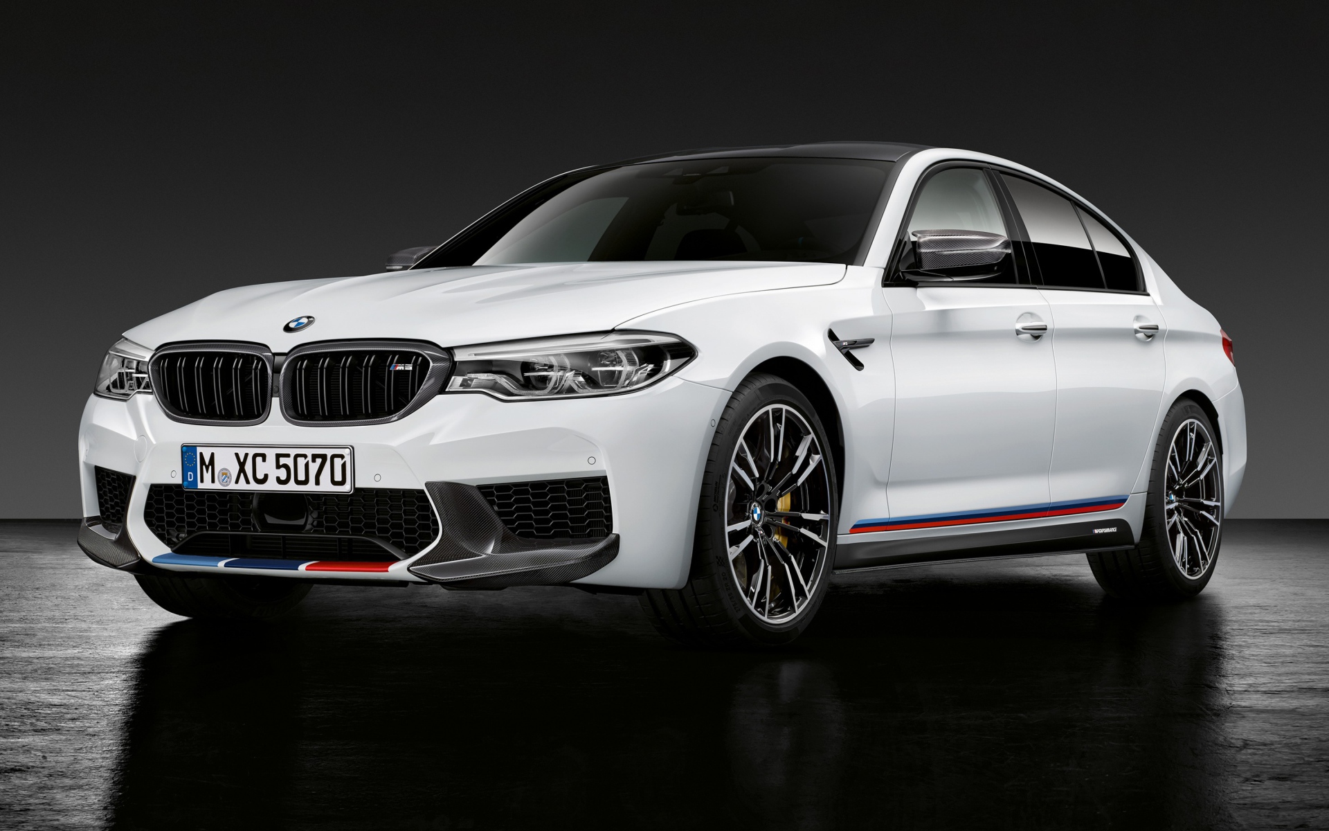 Белый автомобиль BMW M5 M Performance Parts, 2018