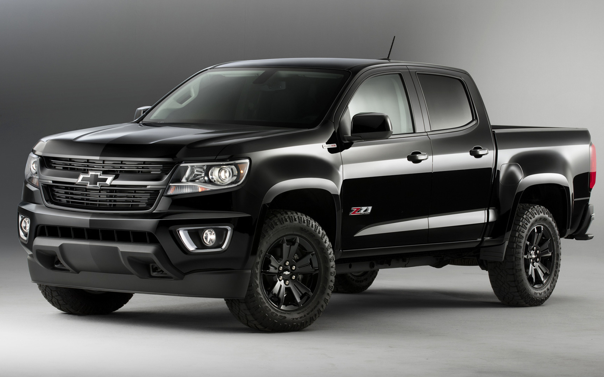Черный автомобиль пикап Chevrolet Colorado на сером фоне