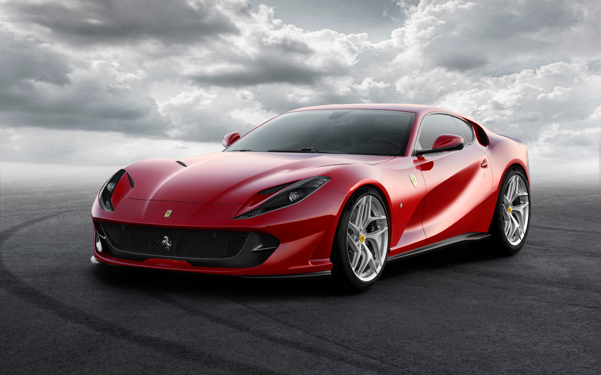 Красивый красный автомобиль  Ferrari 812 Superfast, 2017 