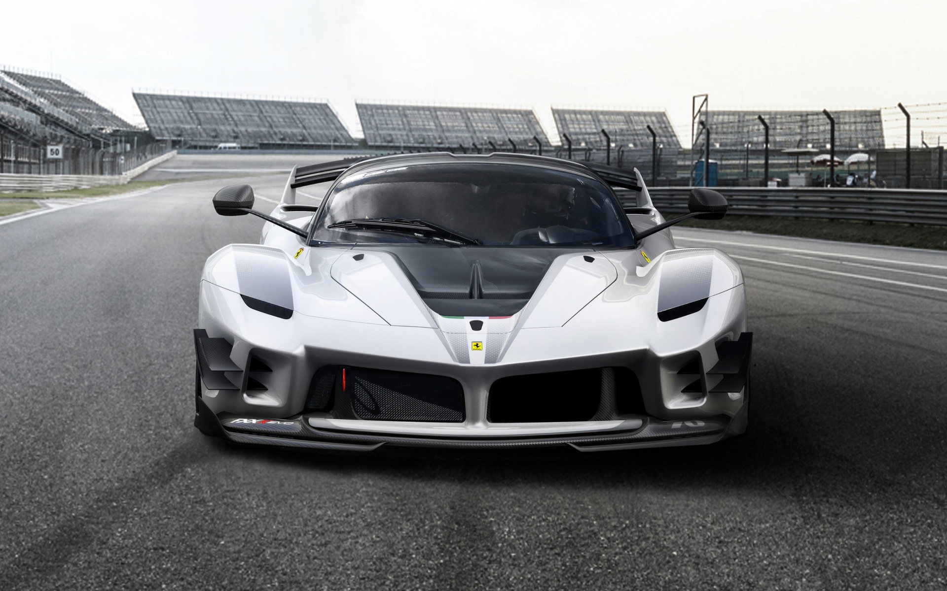Гоночный автомобиль  Ferrari FXX-K Evo, 2018 на трассе