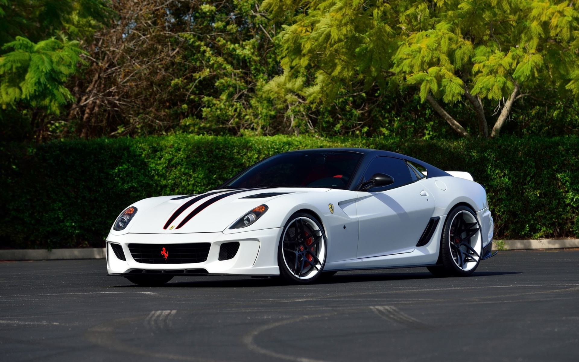 Белый спортивный автомобиль Ferrari 599 GTB
