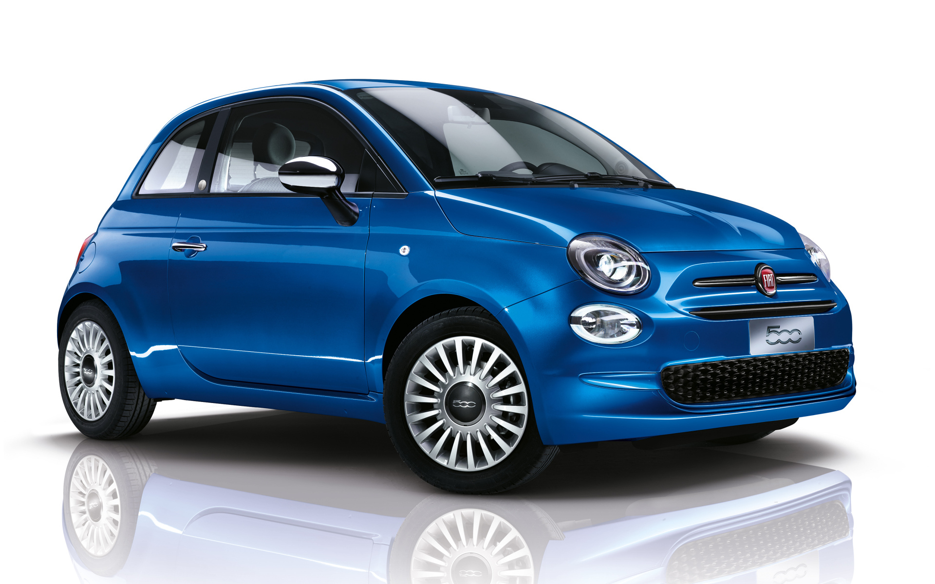 Синий автомобиль Fiat 500 Mirror, 2018 на белом фоне