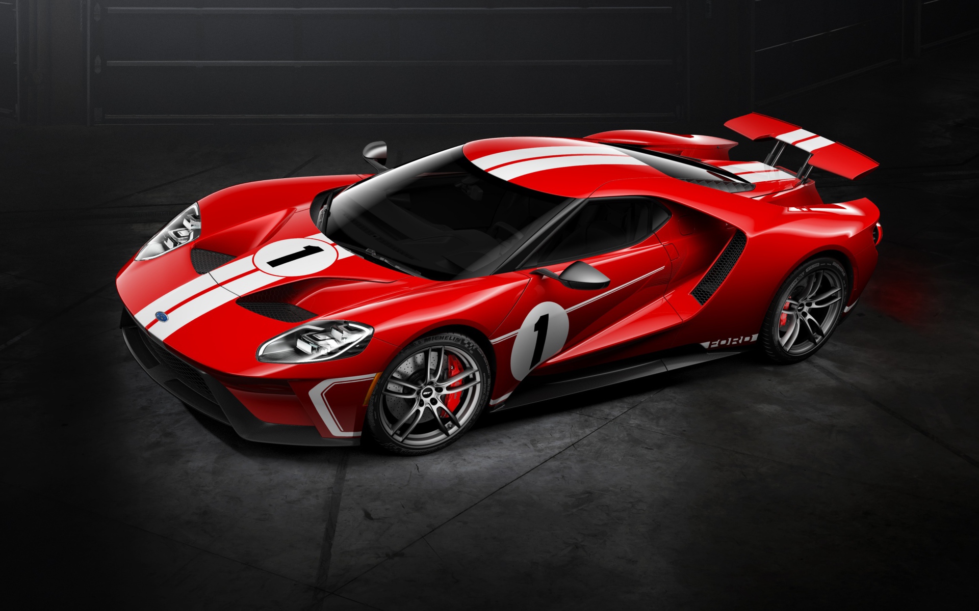 Красный спортивный автомобиль Ford GT '67 Heritage Edition