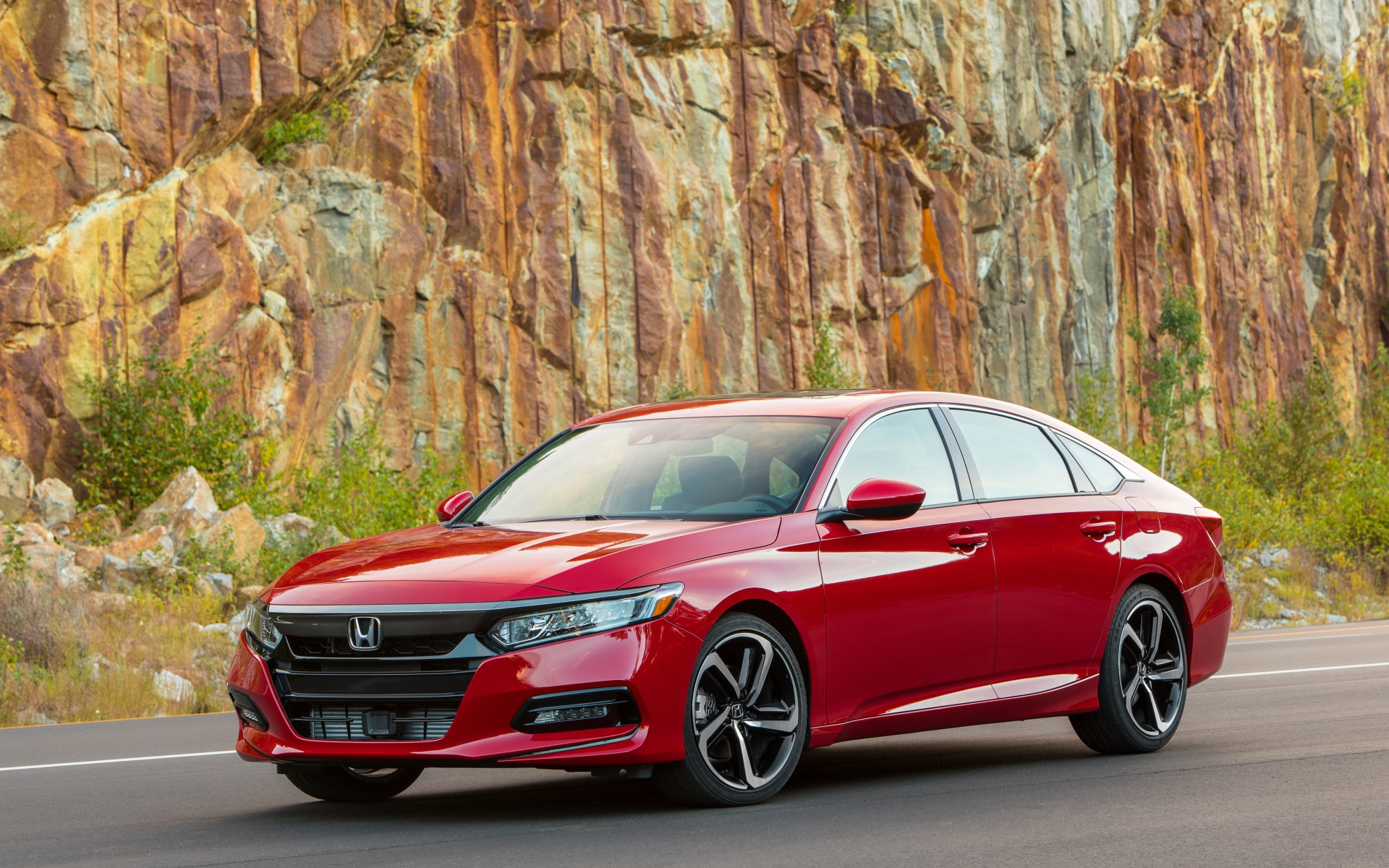 Компактный красный автомобиль Honda Accord