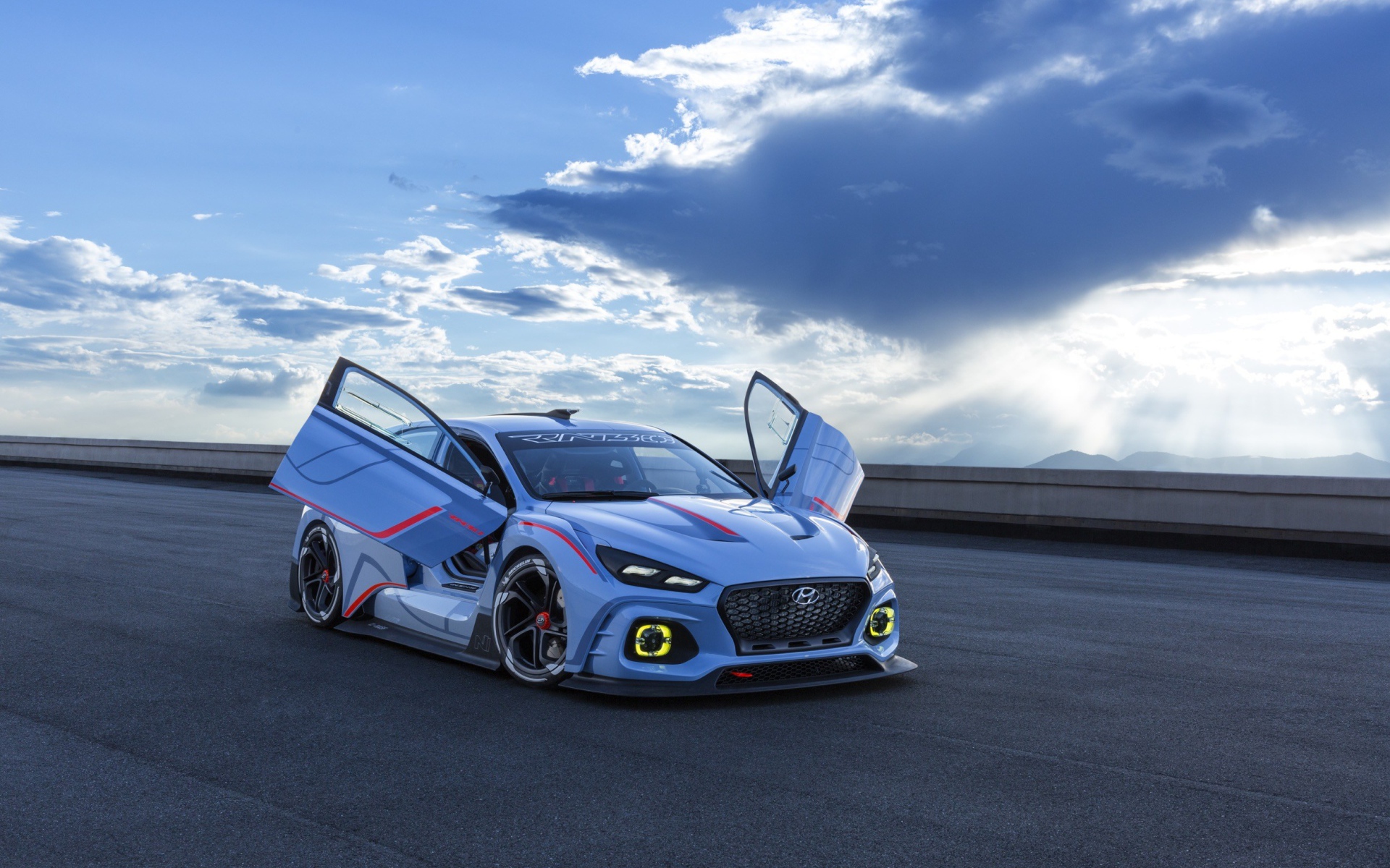 Автомобиль Hyundai RN30 с открытыми дверями на фоне неба 