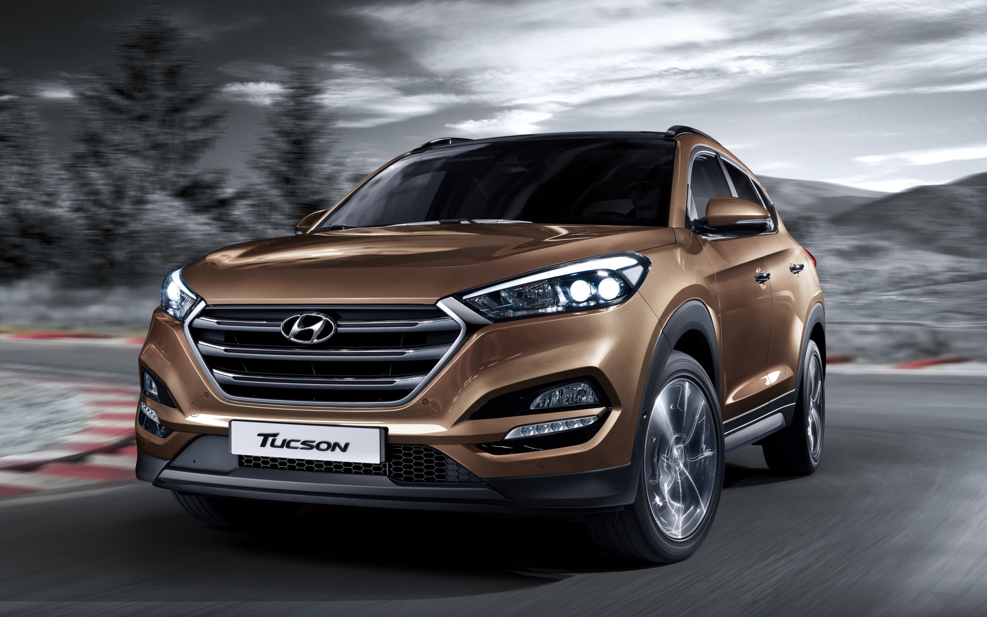 Автомобиль Hyundai Tucson коричневого цвета 