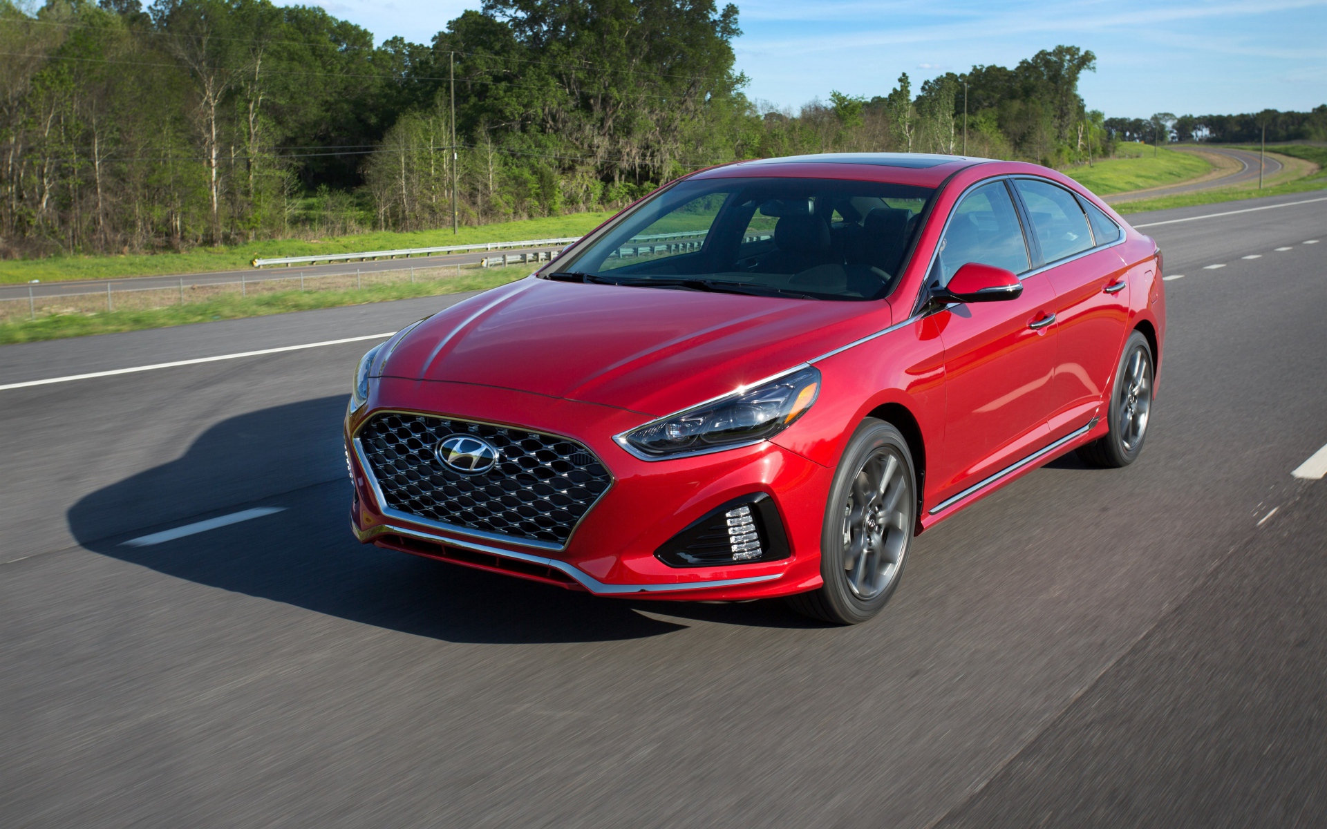 Красный автомобиль Hyundai Sonata Sport, 2018 на трассе 