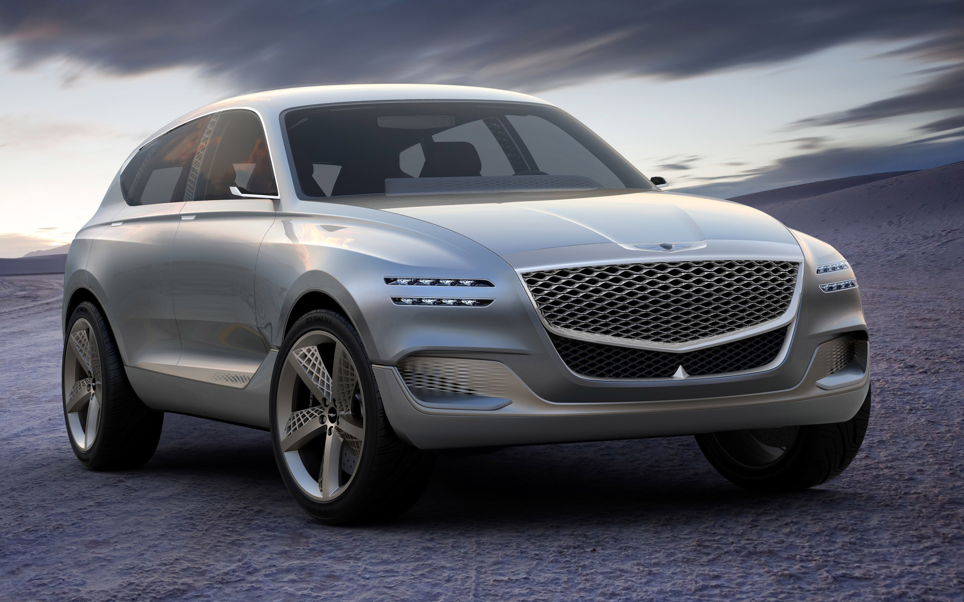 Серебристый автомобиль Hyundai Genesis GV80 