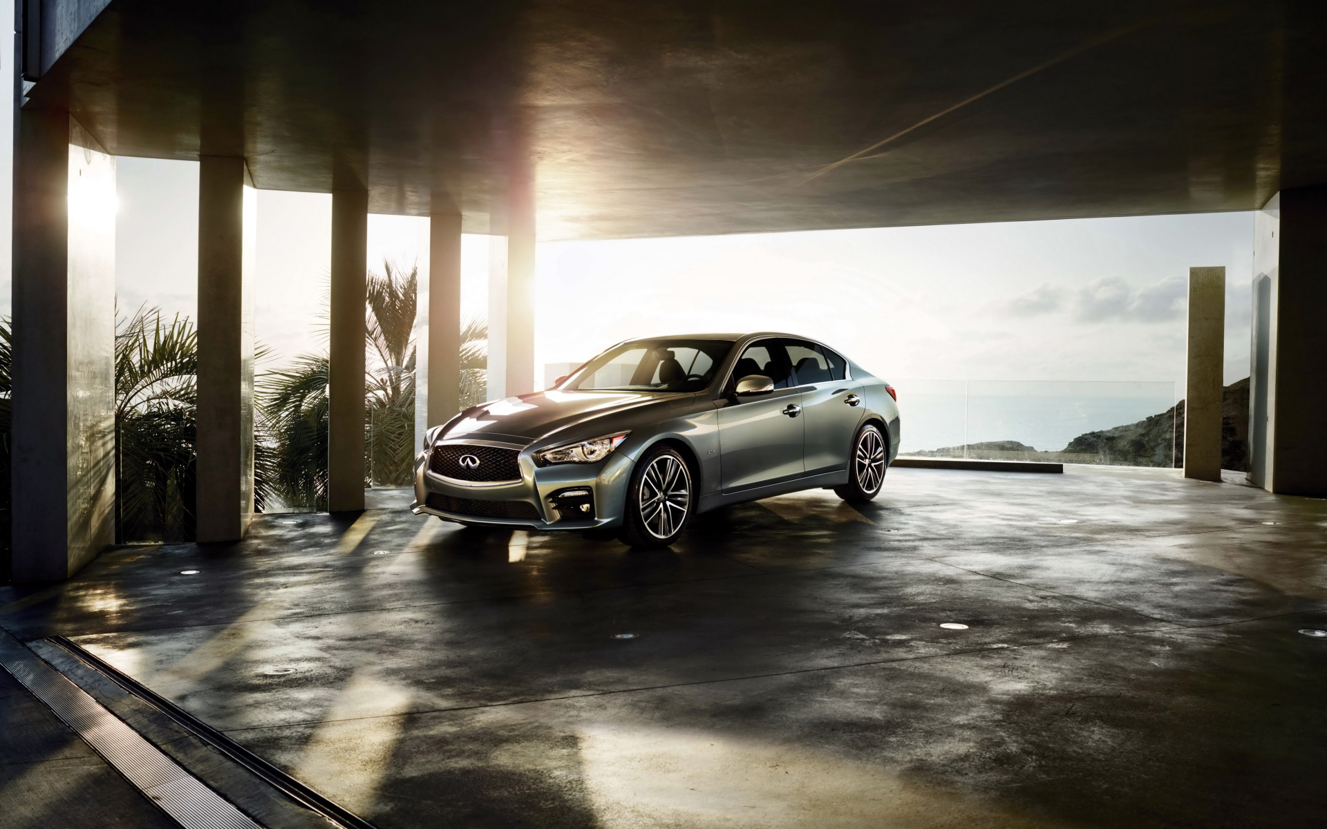 Серебристый автомобиль Infiniti Q50 в лучах солнца 