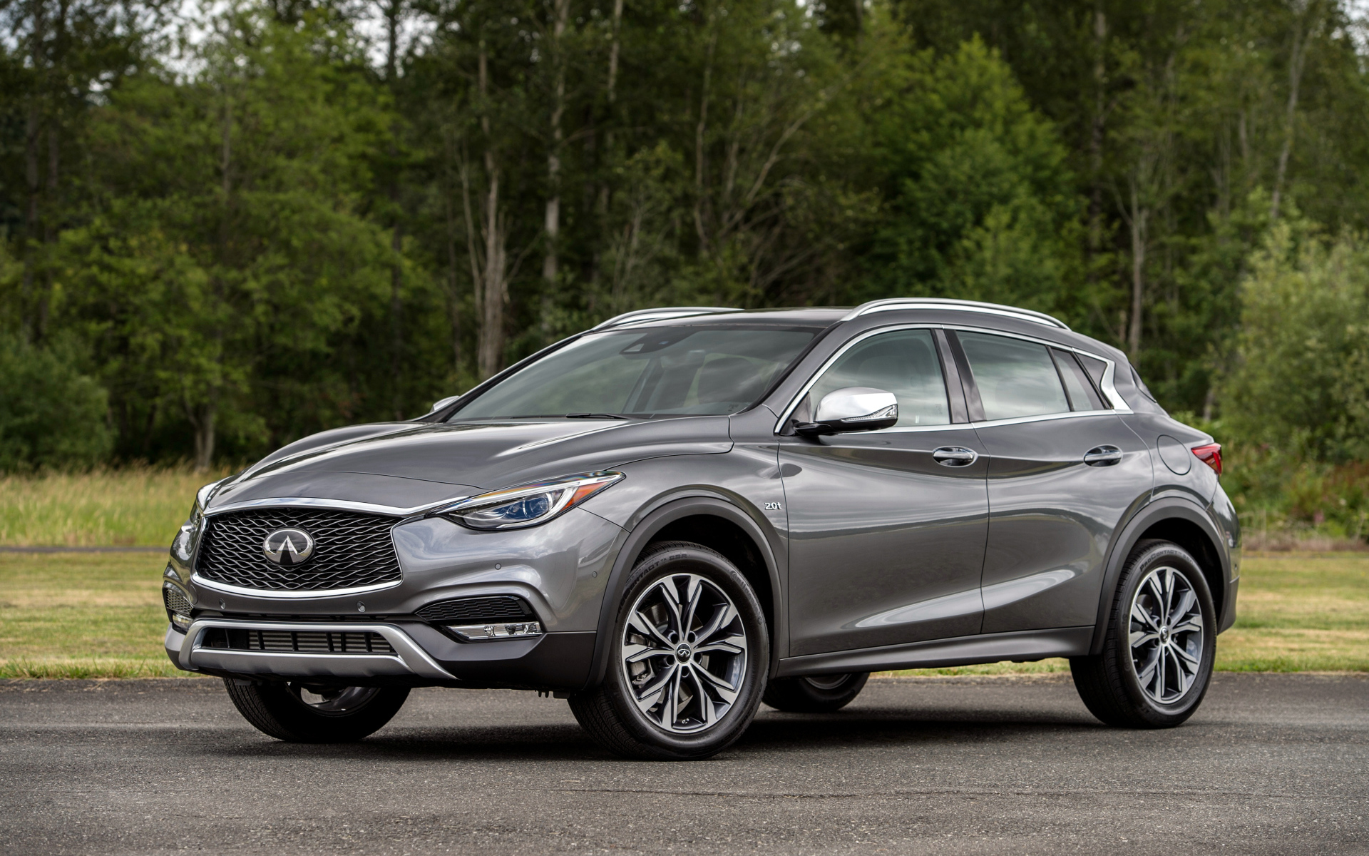 Серебристый автомобиль Infiniti QX30 2.0t AWD, 2017 