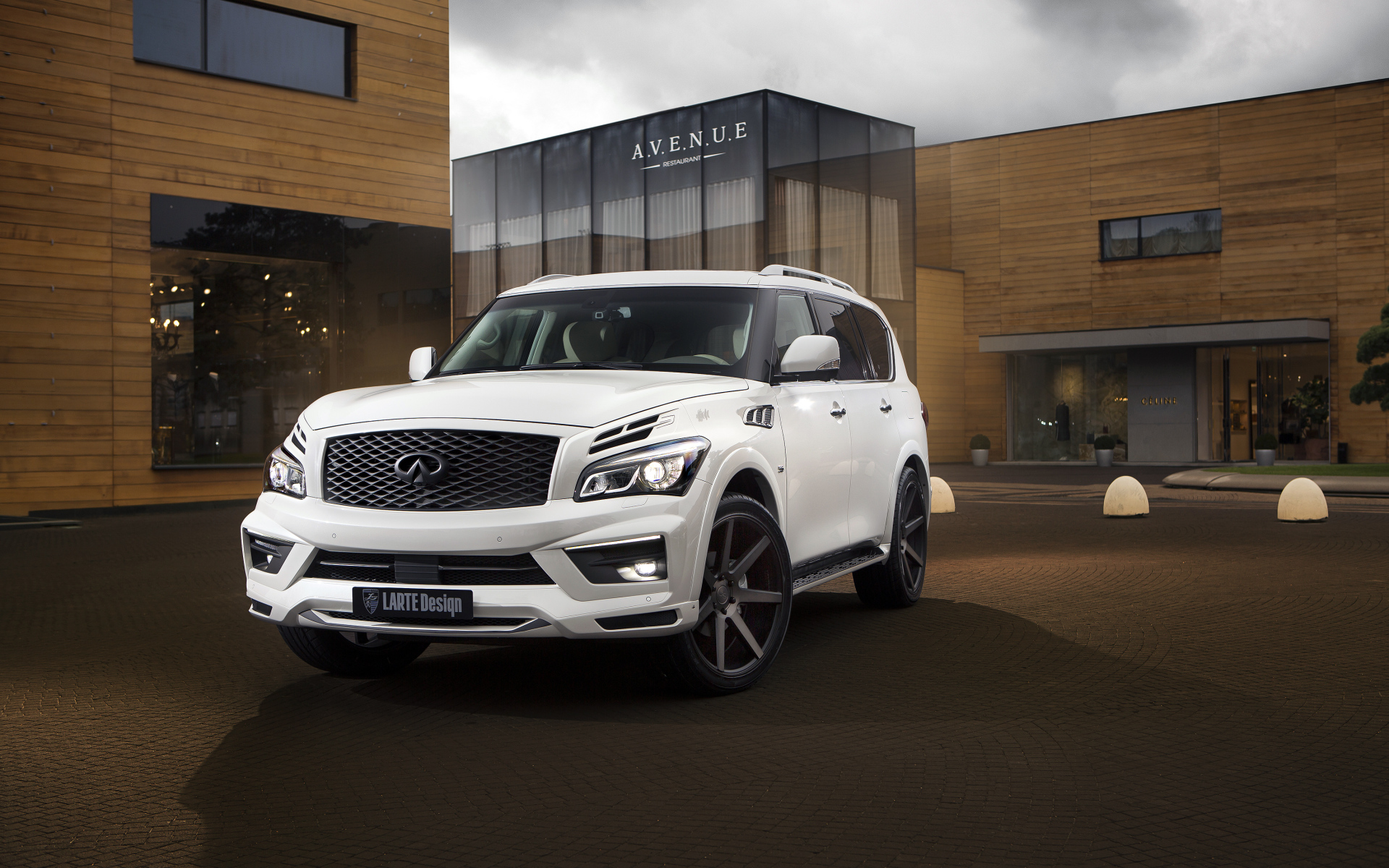Белый стильный автомобиль  Infiniti QX80