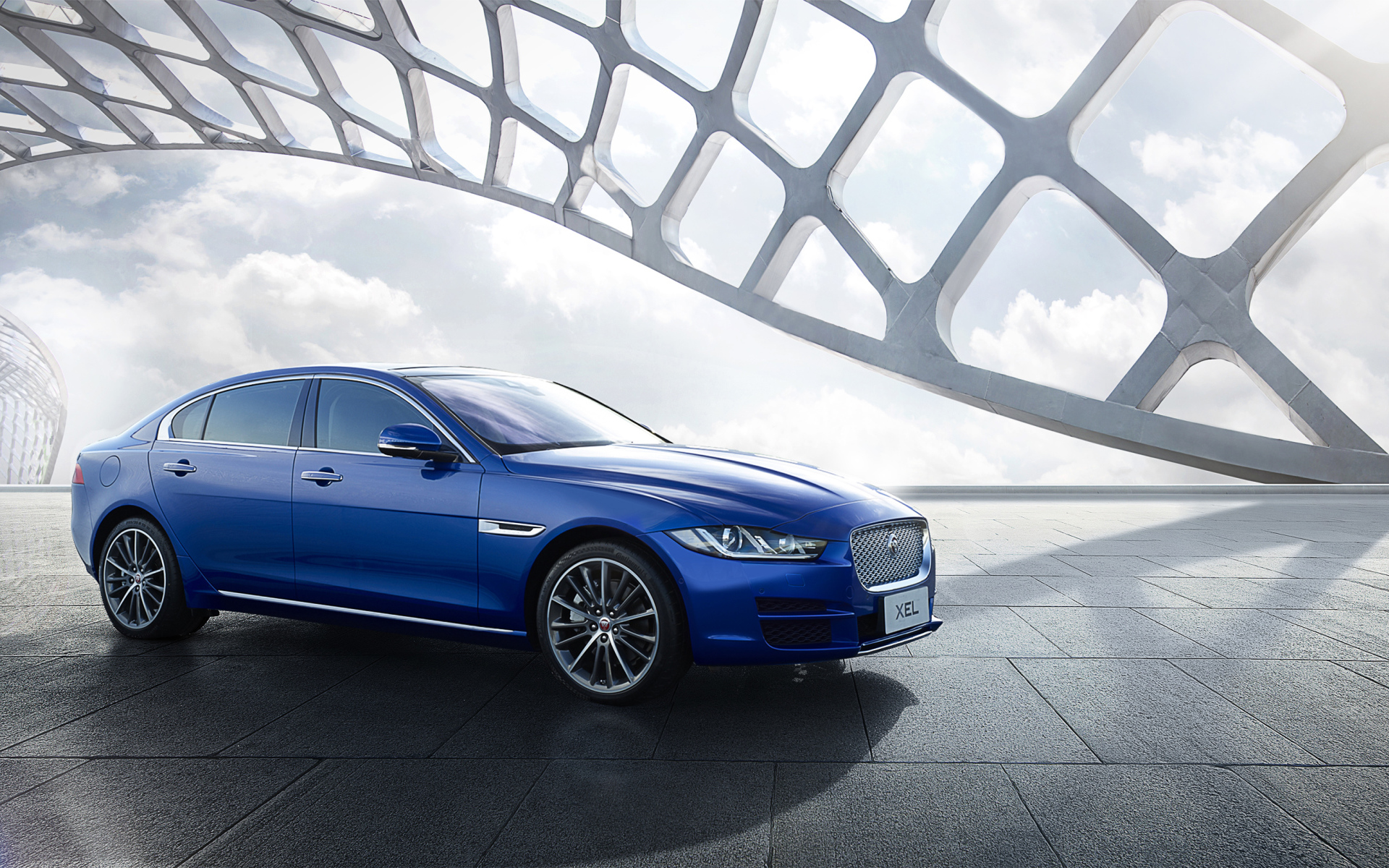 Синий автомобиль Jaguar XEL, 2018