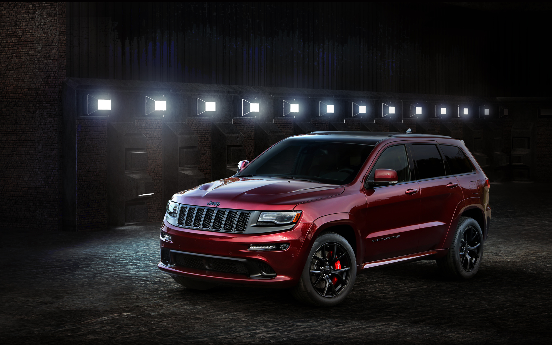 Красный автомобиль Jeep Grand Cherokee