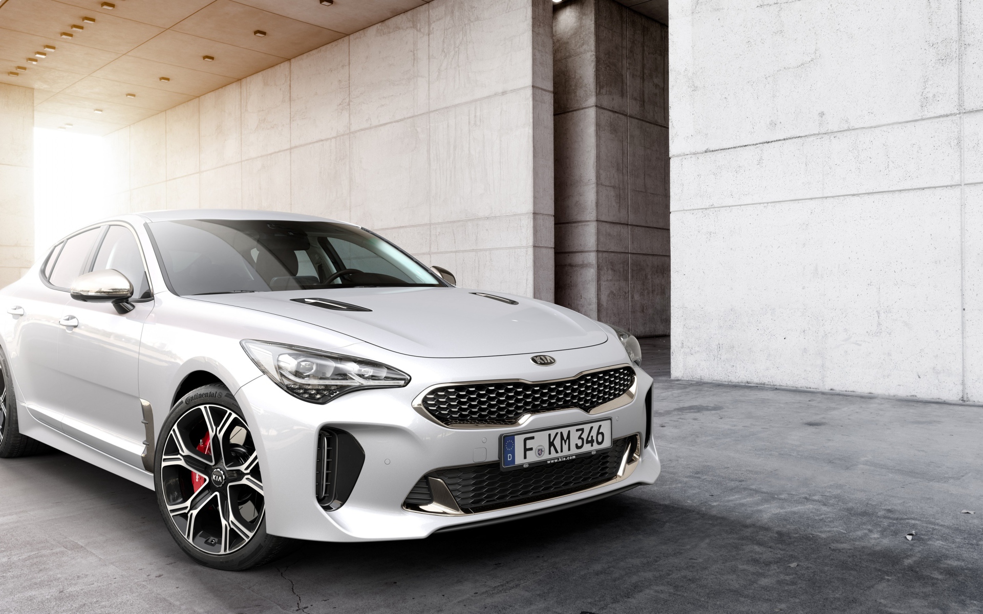 Белый автомобиль Kia Stinger GT, 2017 вид спереди