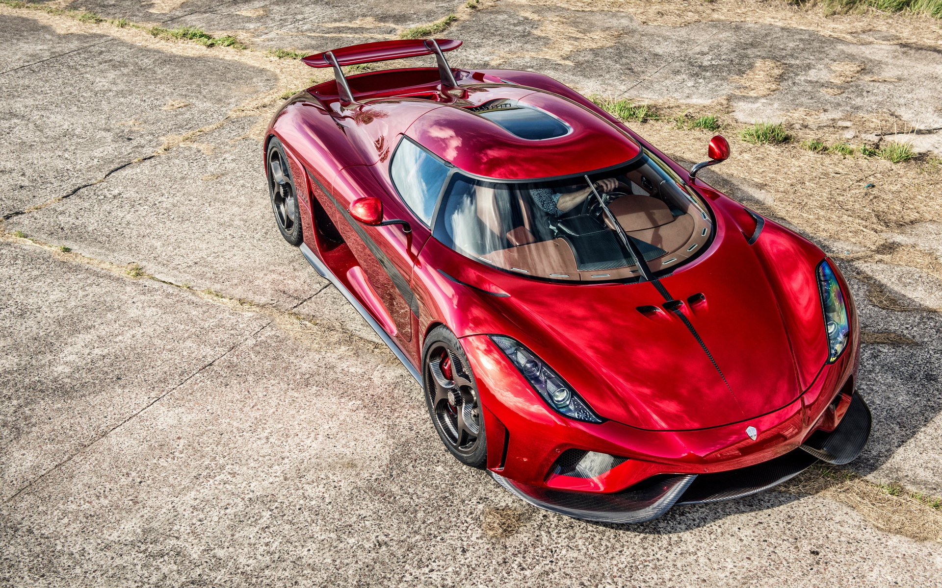 Красный спортивный автомобиль Koenigsegg Regera вид сверху