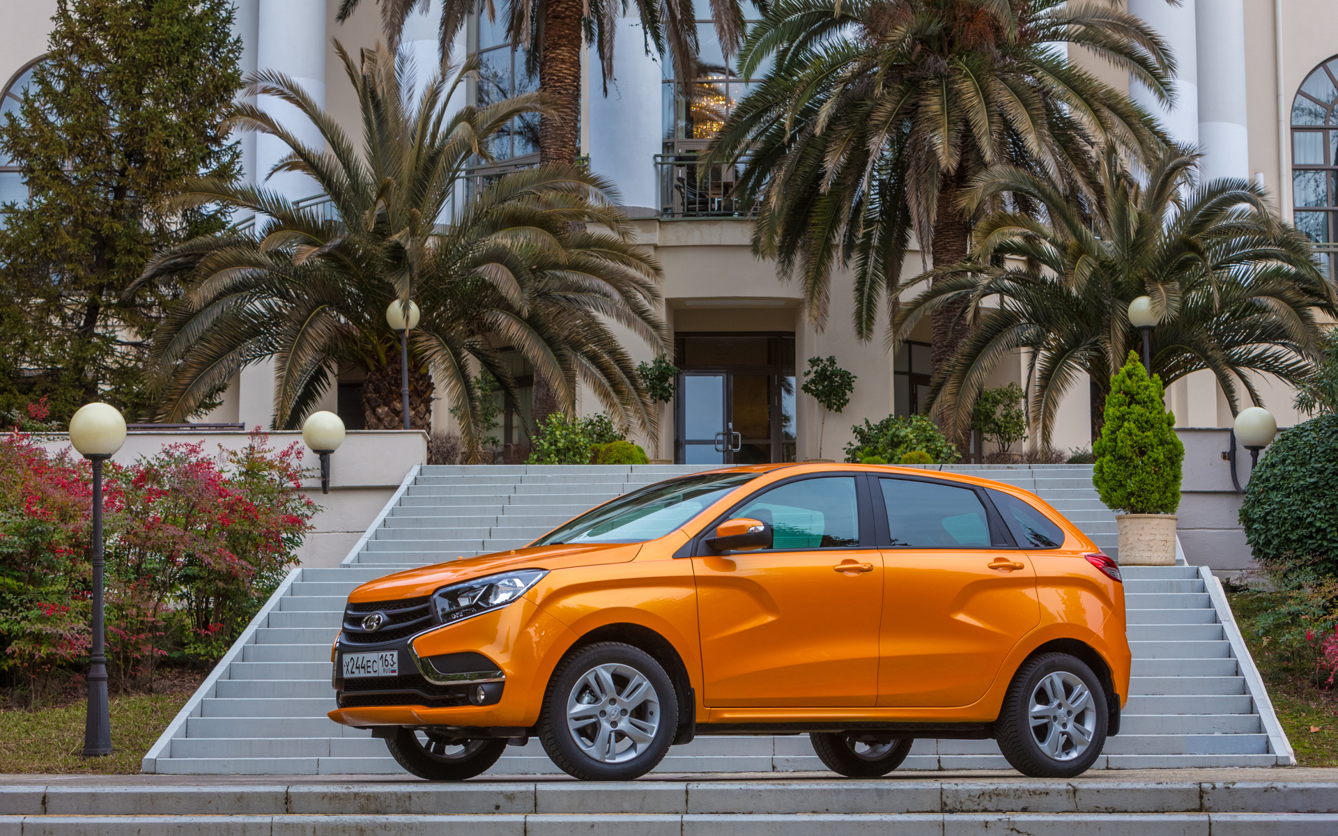 Оранжевый российский внедорожник Лада  XRAY