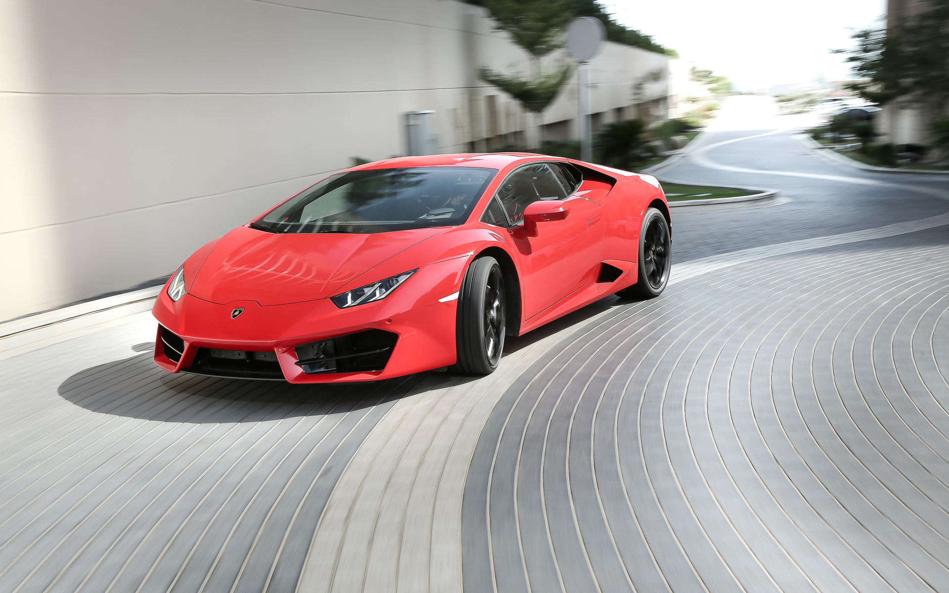 Красный спортивный автомобиль Lamborghini Huracan LP 580-2