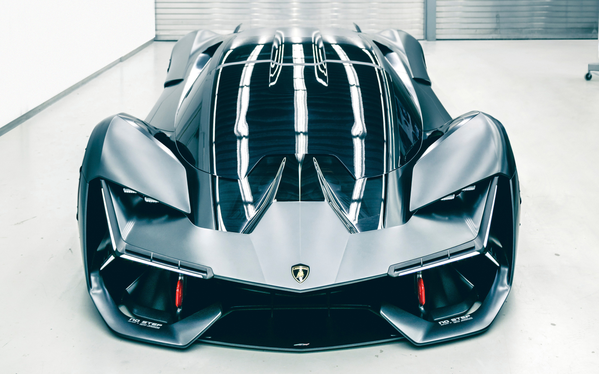 Эффектный черный спортивный суперкар Lamborghini Terzo Millennio вид спереди